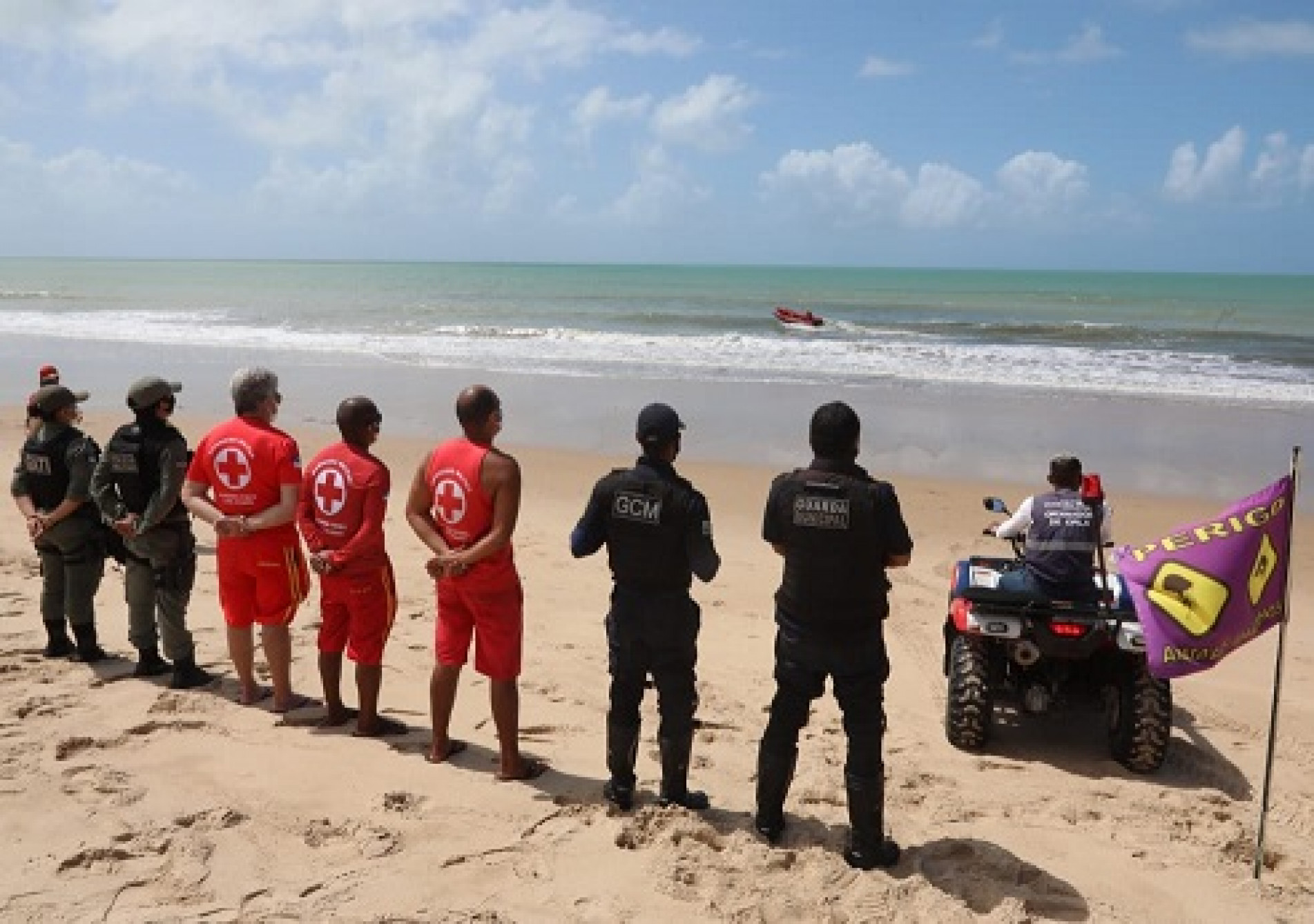 Devido aos ataques de tubarões, o banho de mar é proibido na praia da Piedade 