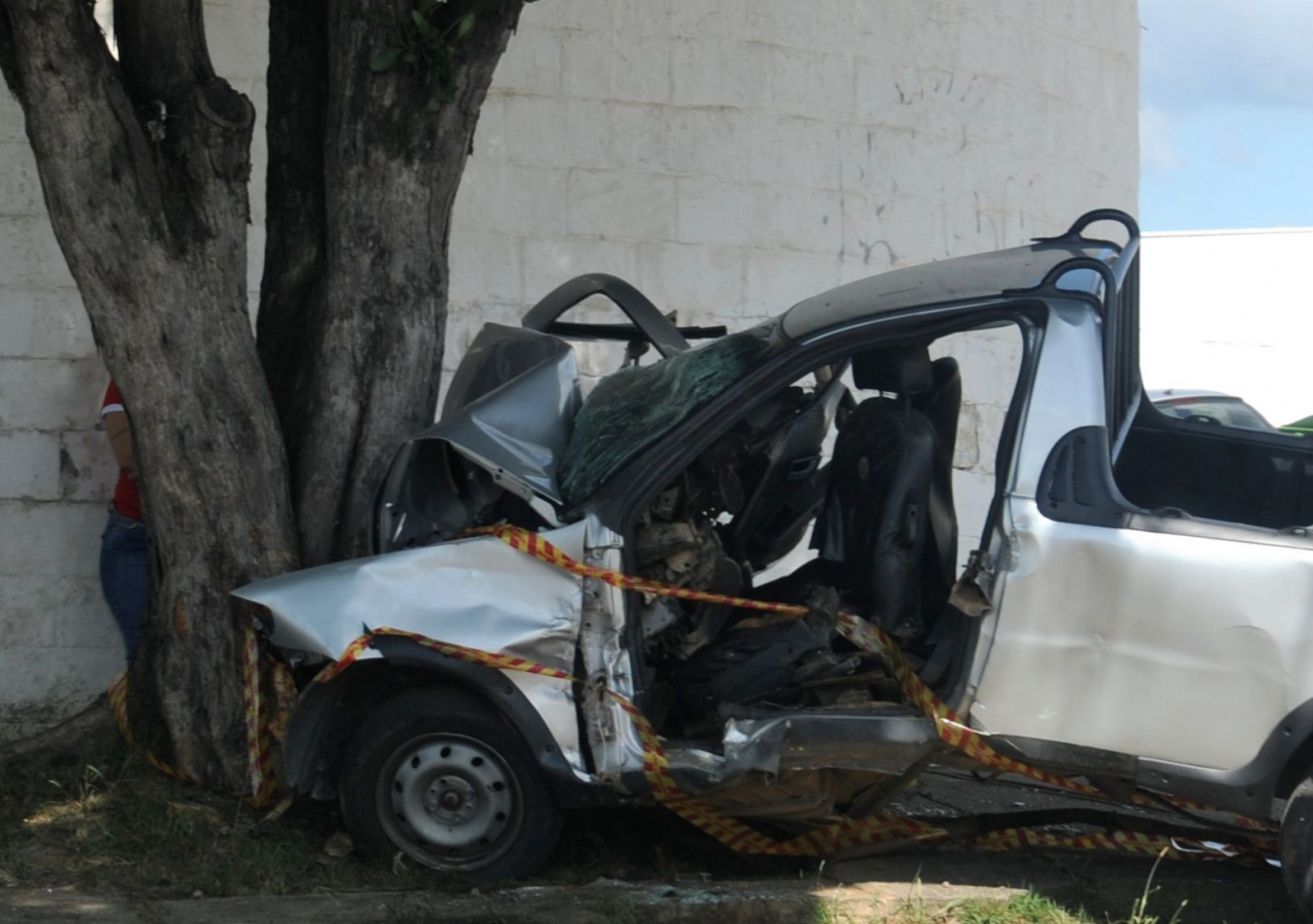 Jovem morreu após bater o veículo em uma árvore 