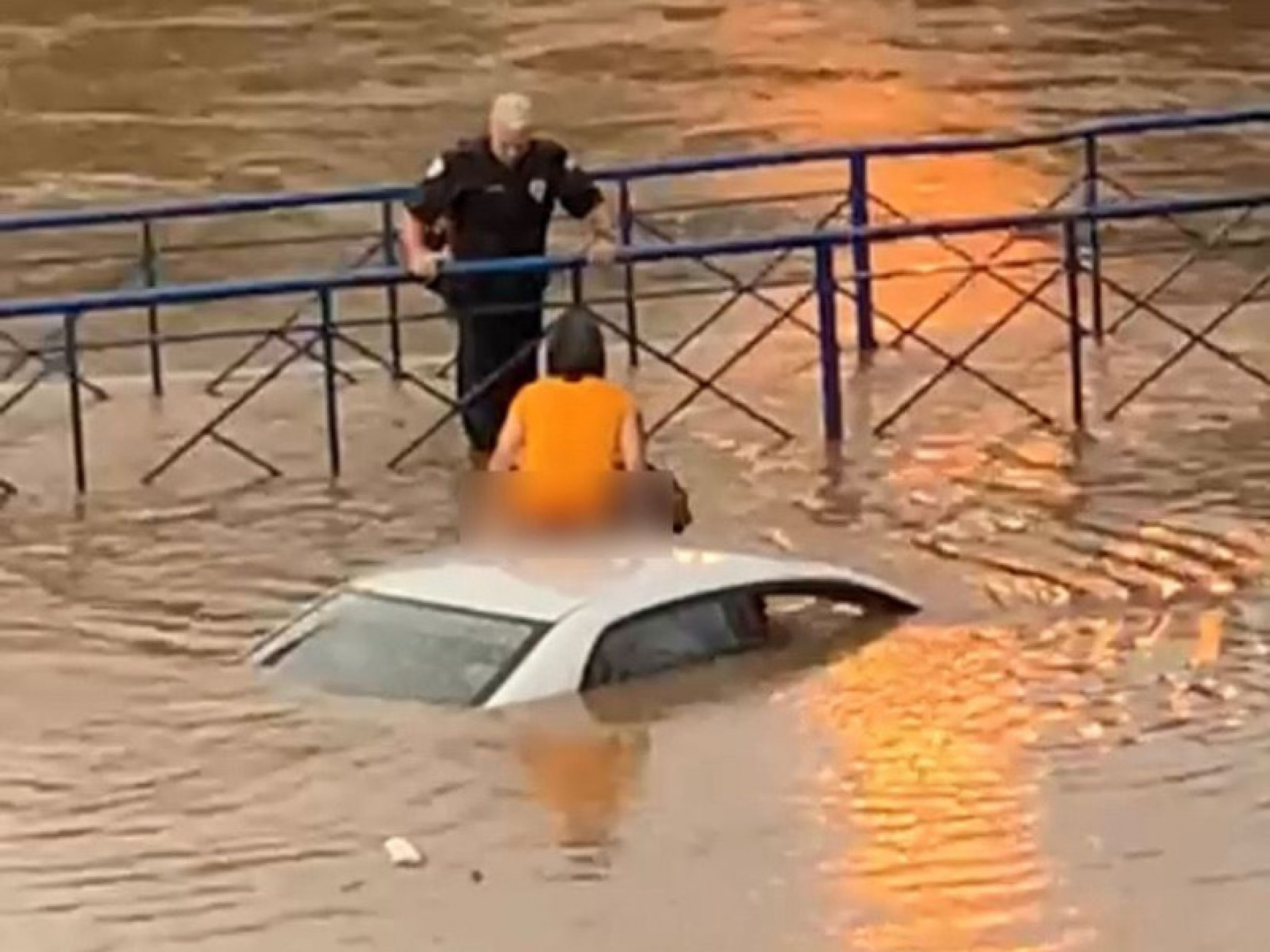 Tempestade alaga ruas de Sorocaba e deixa moradores ilhados