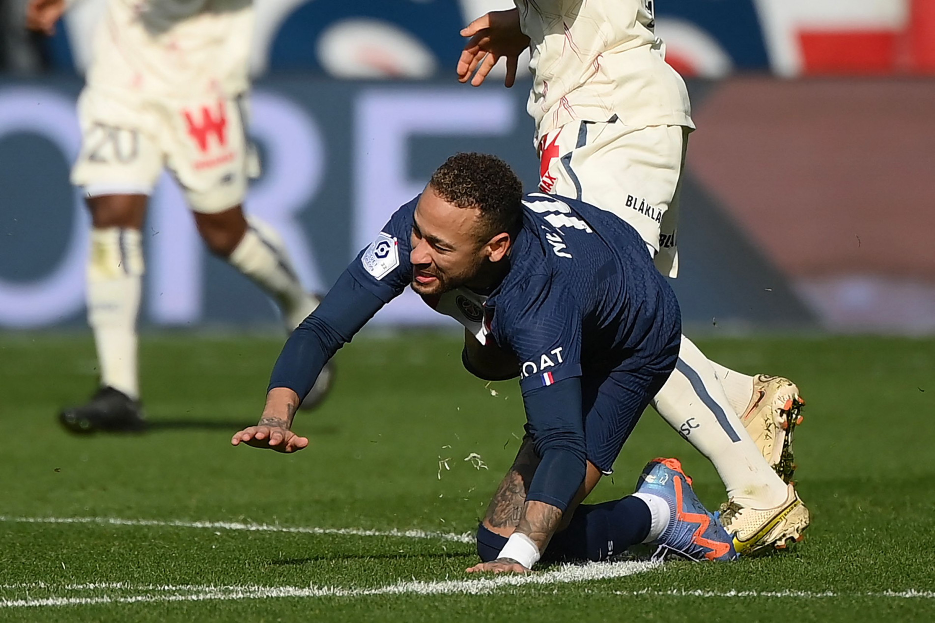 Brasileiro se machucou no jogo contra o Lille em 19 de fevereiro