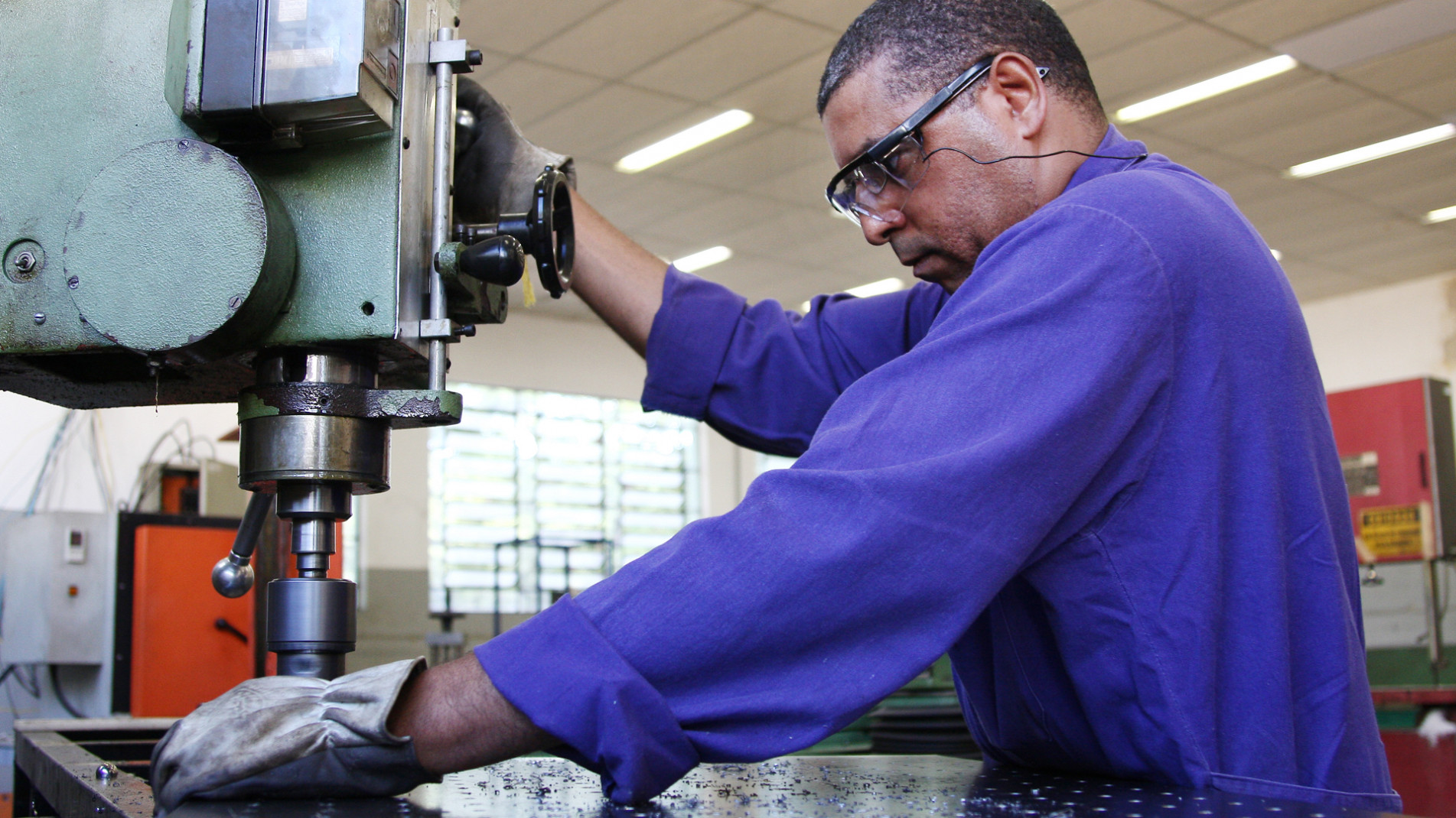 Horas trabalhadas na produção aumentaram, sinalizando aquecimento da atividade