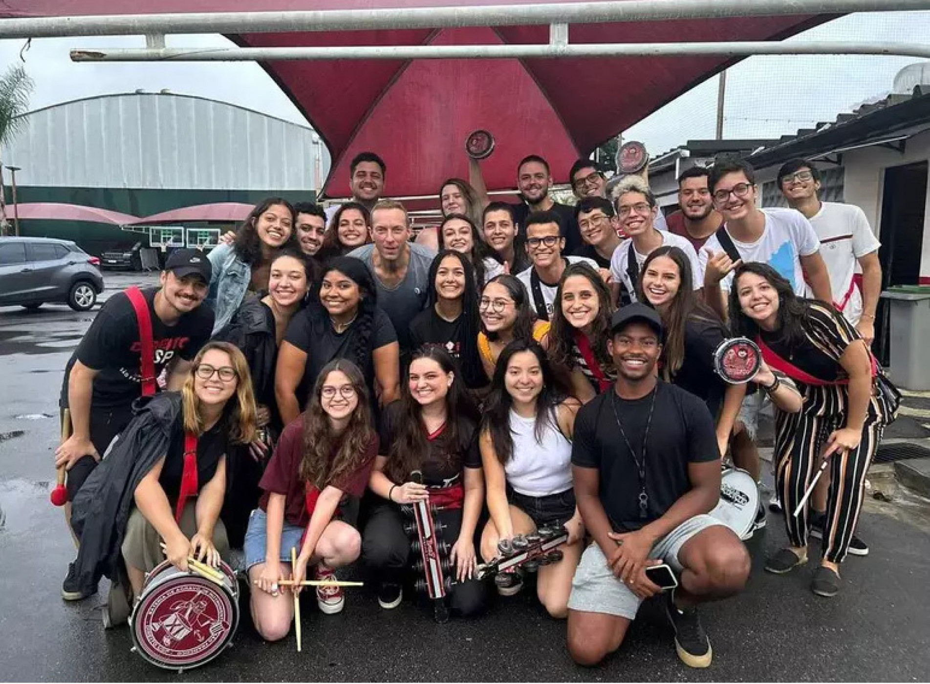 
O vocalista do Coldplay, Chris Martin, e seu diretor artístico, Phil Harvey,fizeram uma visita surpresa aos membros da Bateria Universitária da FDUSP 
