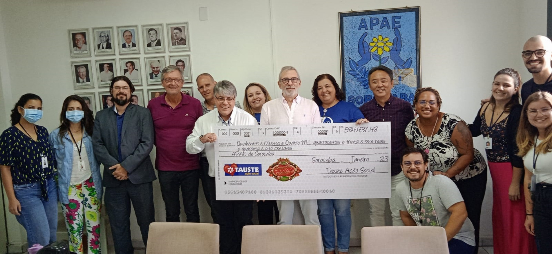 Diretoria e equipe da Apae Sorocaba recebem o cheque simbólico entregue por representantes do Tauste