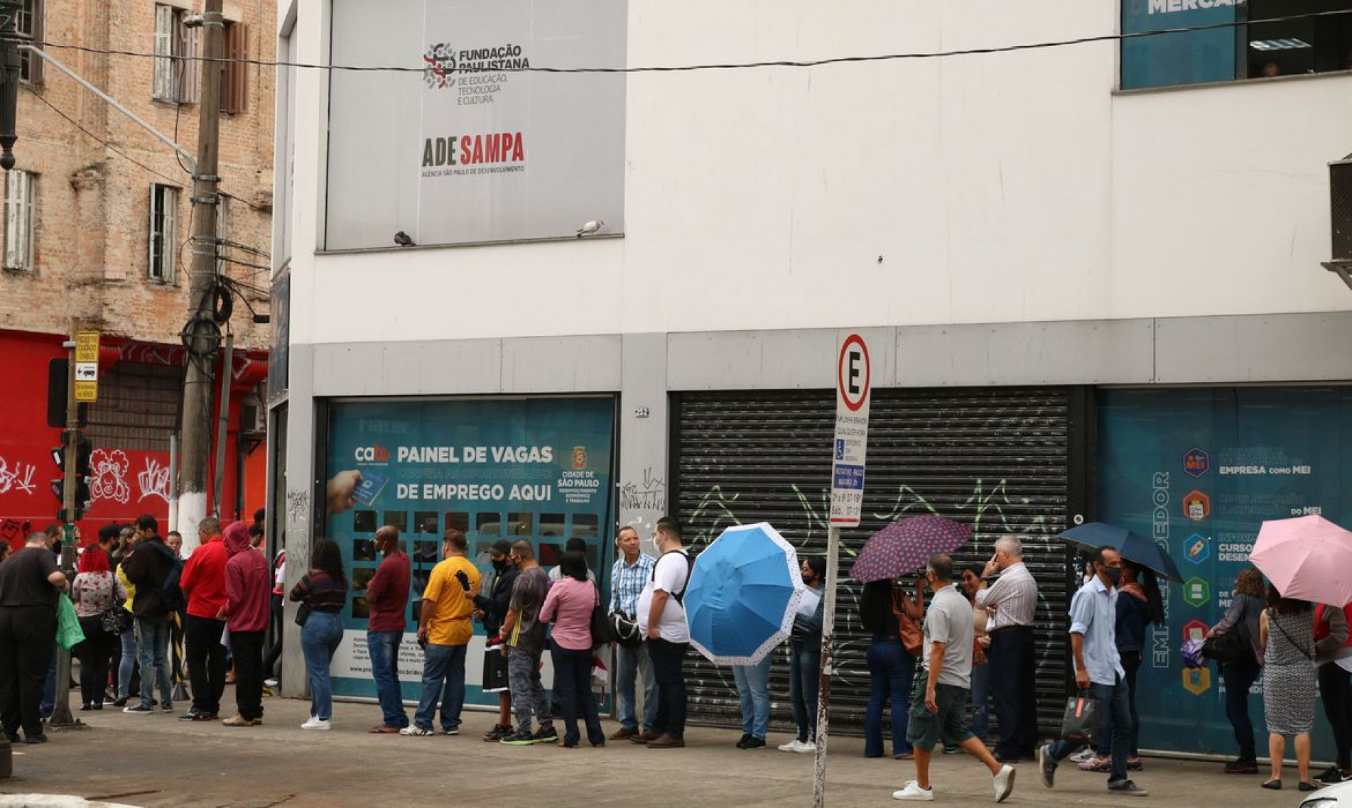 Fila no mutirão de emprego realizado pela Prefeitura de São Paulo no Cate Central da Avenida Rio Branco.