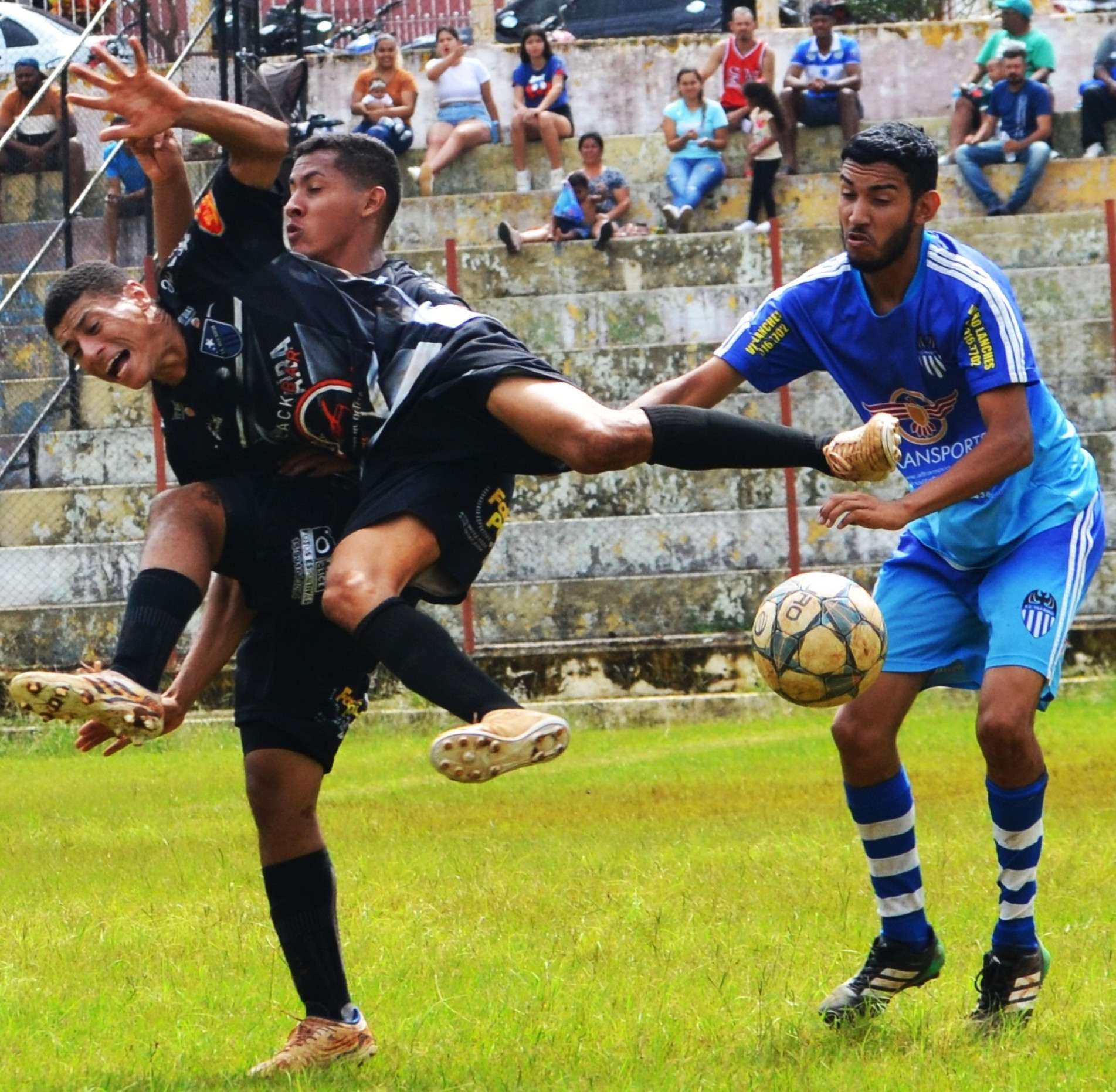 Ville Guaíba (azul) encara o Juventus Vila Barão