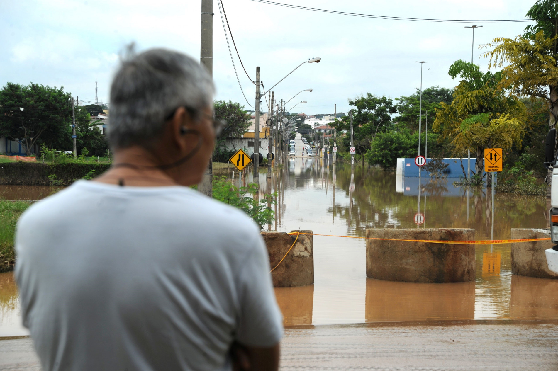 Morador da região do Parque das Águas observa a rua onde mora novamente alagada