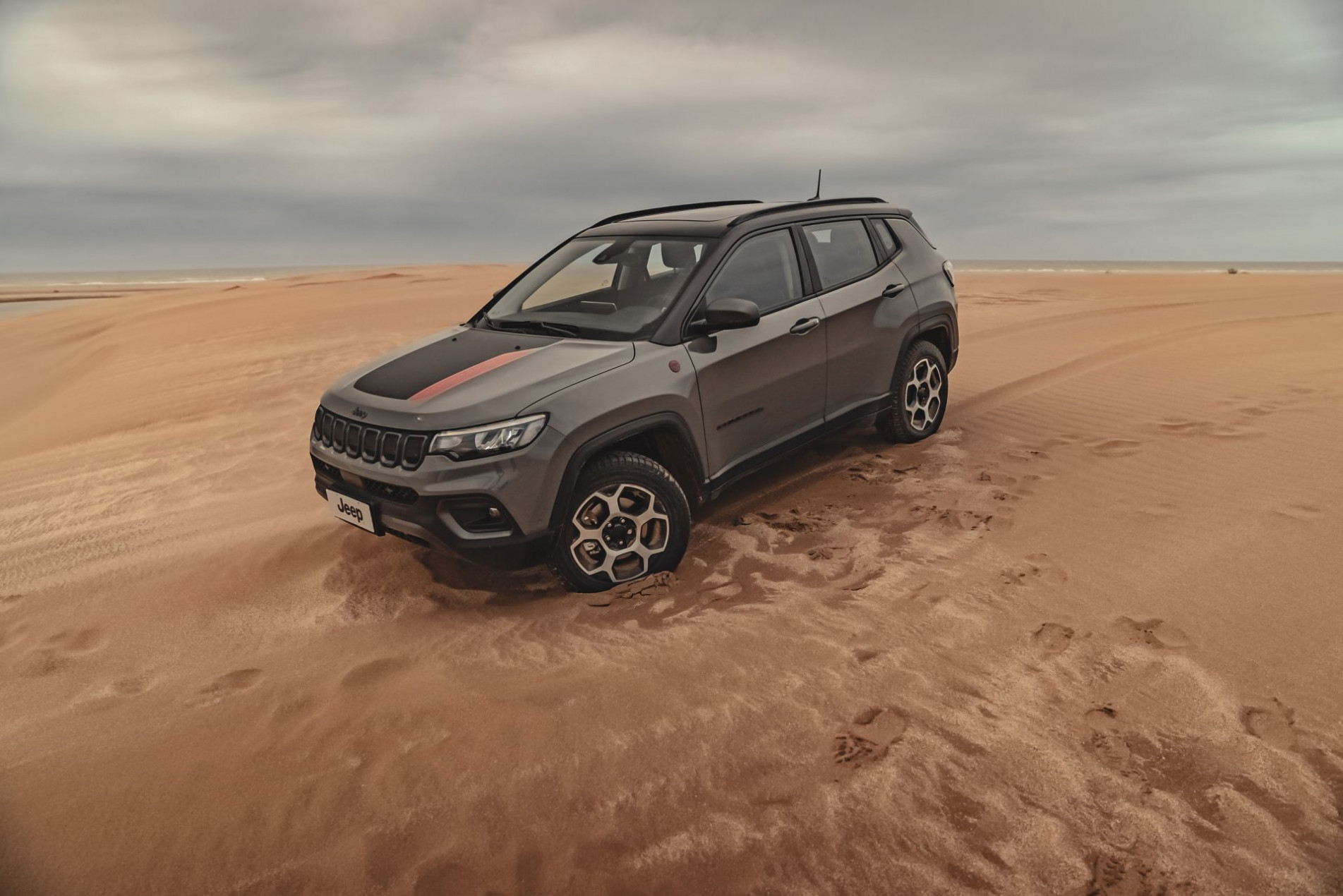 A versão Trailhawk traz adereços típicos do mundo 4x4 e é um pouco mais alto que os demais modelos