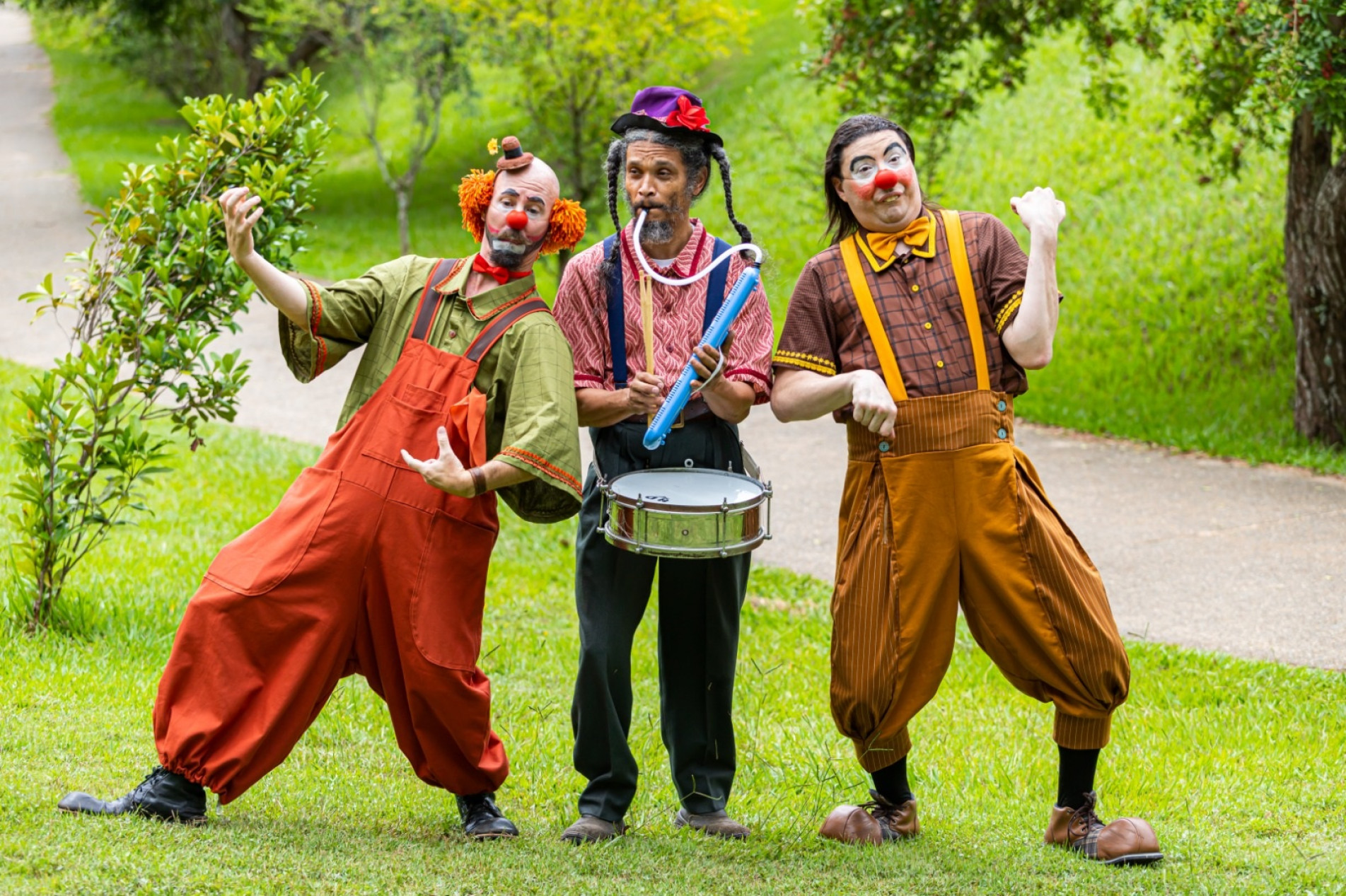 Apresentações da dupla Bananinha e Pocatelha, que é acompanhada pelo músico Mikareta, começam em abril