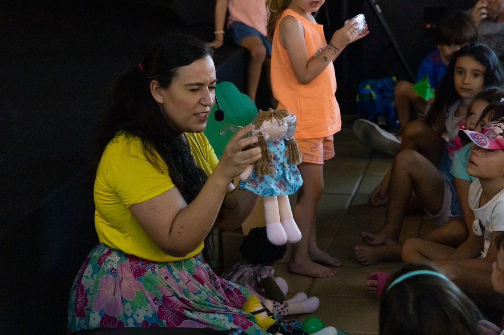 Menina de 5 anos ganha boneca deficiente visual