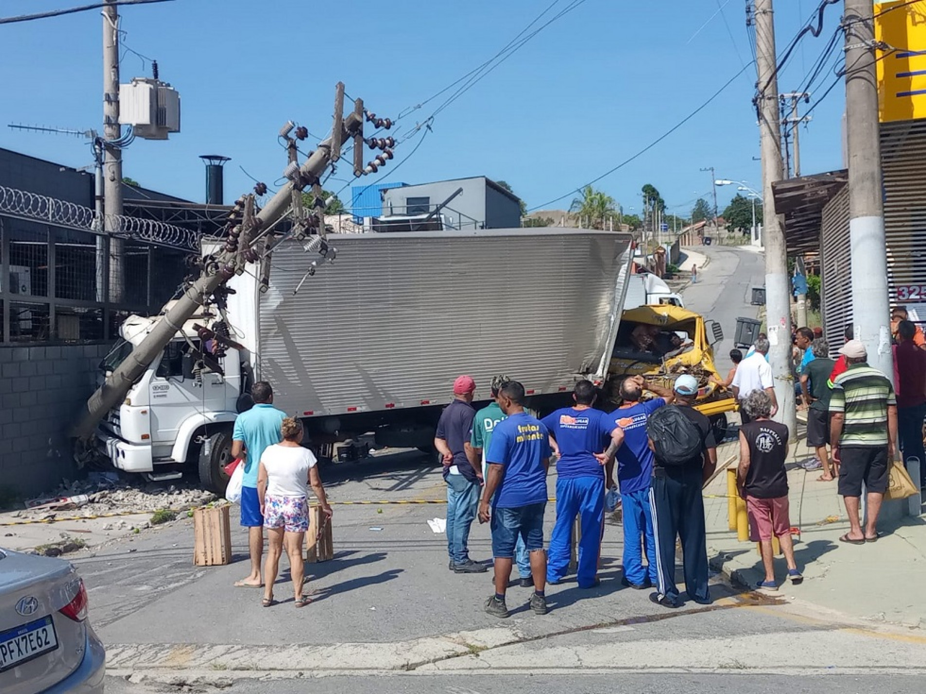 Acidente entre dois caminhões no bairro Brigadeiro Tobias