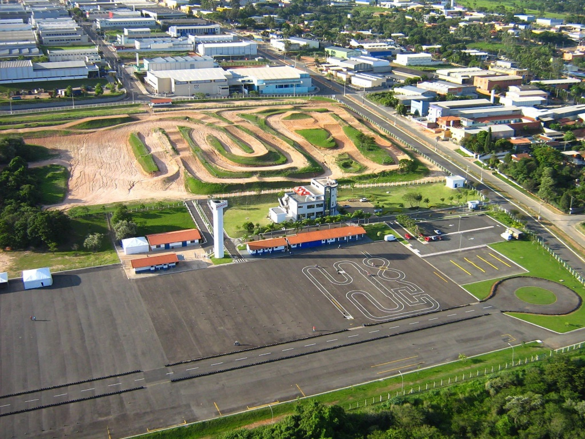 Primeiro CET da Honda no Brasil, a unidade de Indaiatuba promove treinamento para frotistas e órgãos públicos, além de cursos de formação para instrutores