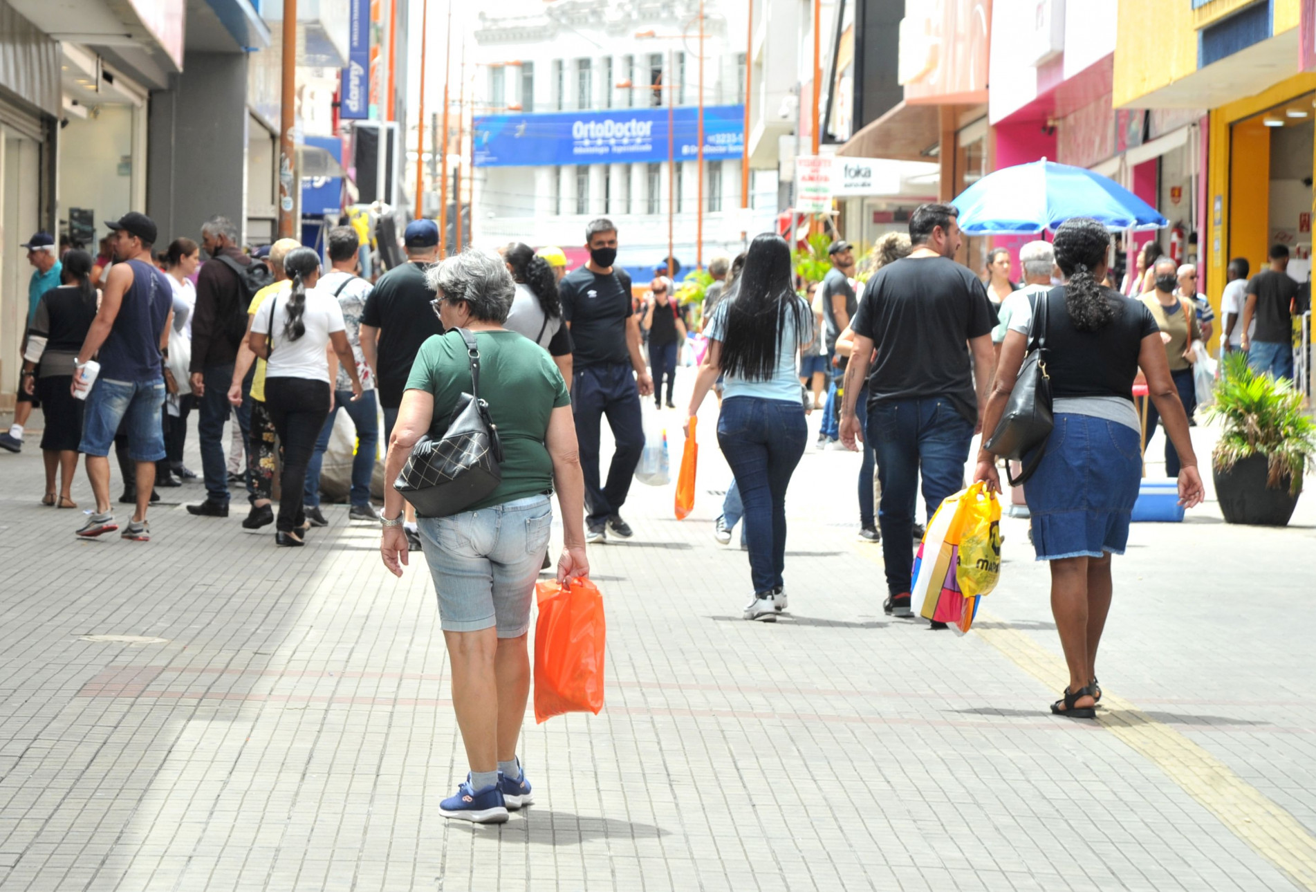 Confiança do consumidor sobe