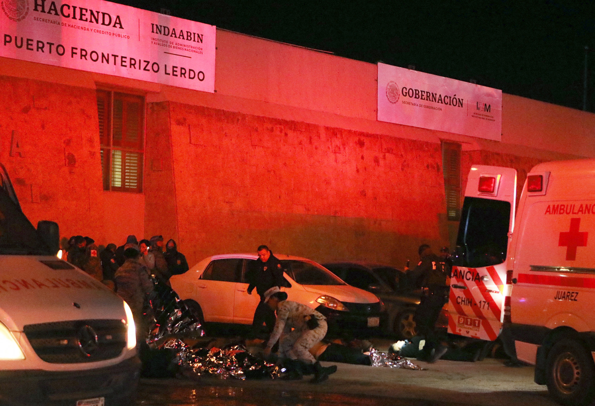  Firefighters, ambulanse crews and Mexican soldiers try to rescue migrants from an immigration station in Ciudad Juarez, Chihuahua state on March 27, 2023, where at least 39 people were killed and dozens injured after a fire at the immigration station. (Photo by HERIKA MARTINEZ / AFP)
      Caption