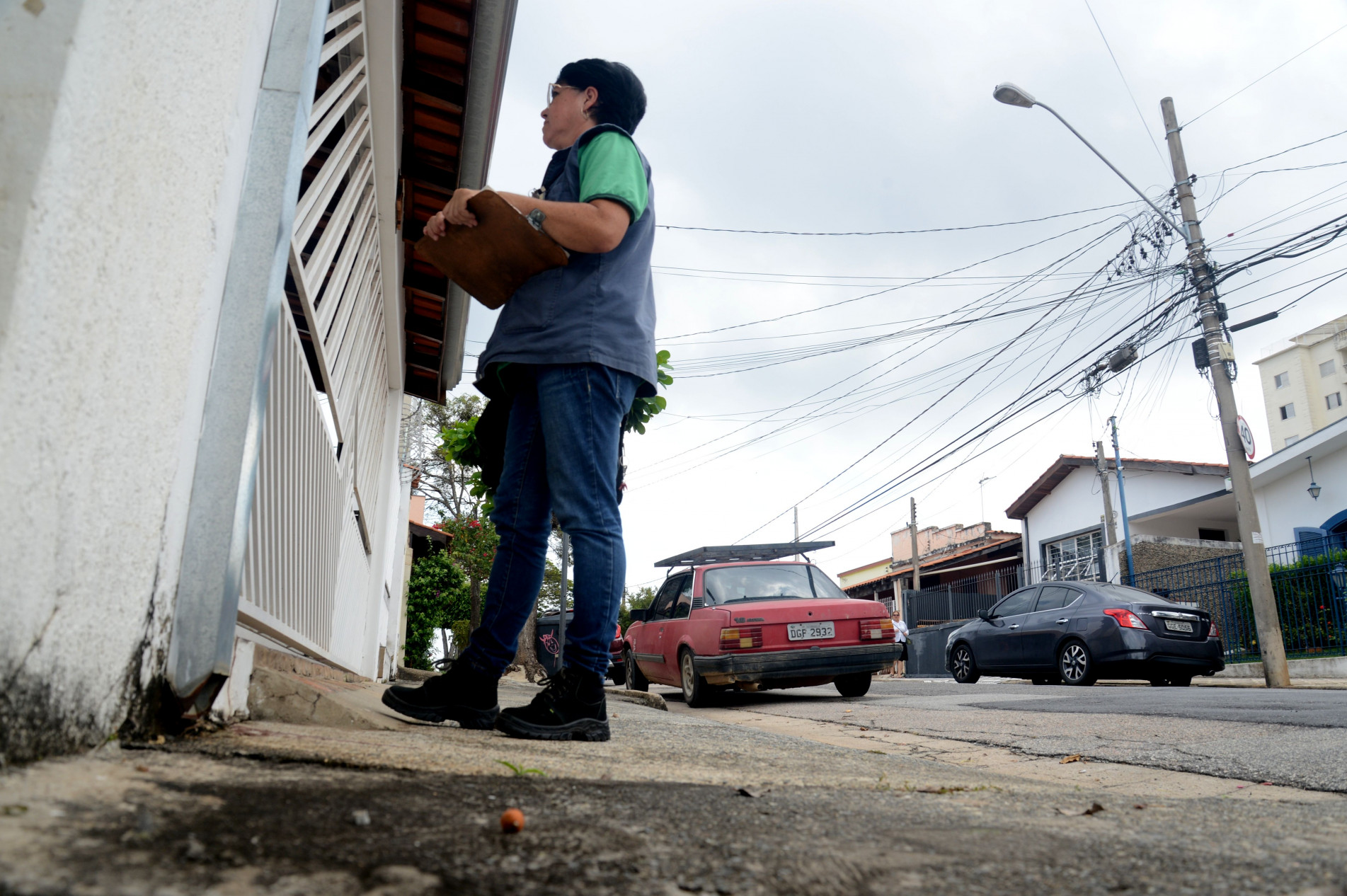 Equipes da Zoonoses de Sorocaba vistoriaram imóveis da Vila Leão pela segunda vez em um mês; bairro concentra grande quantidade de casos confirmados