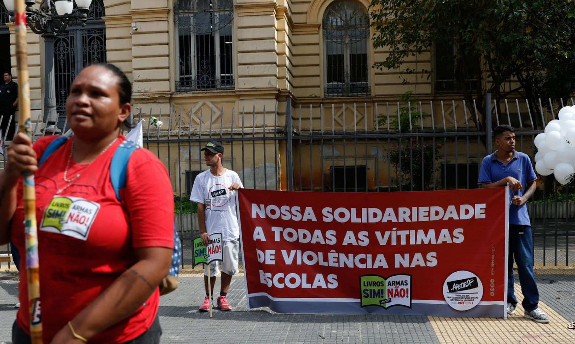 São Paulo (SP), 29/03/2023 - Professores de São Paulo protestam contra a violência nas escolas em frente à Secretaria de Educação, na Praça da República, após o ataque na escola Thomazia Montoro.  Foto: Fernando Frazão/Agência Brasil