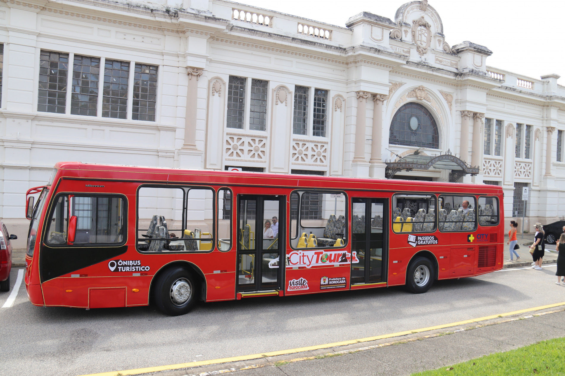 O ônibus que será utilizado no programa em frente à antiga estação da Estrada de Ferro Sorocabana, um dos principais pontos do trajeto