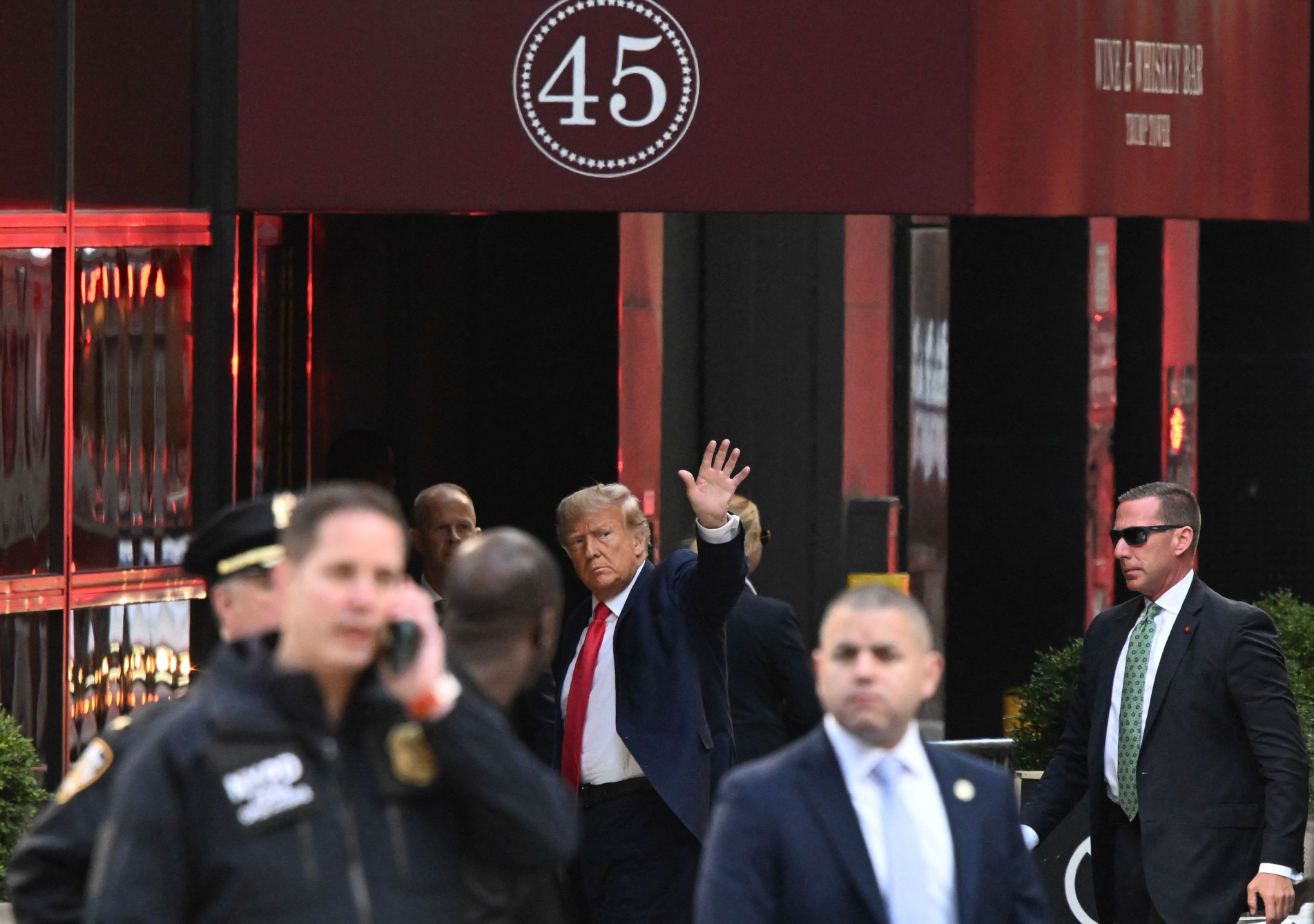 Ex-presidente acenou para apoiadores na Trump Tower