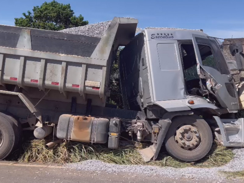 Colisão envolvendo caminhão e moto deixou três feridos