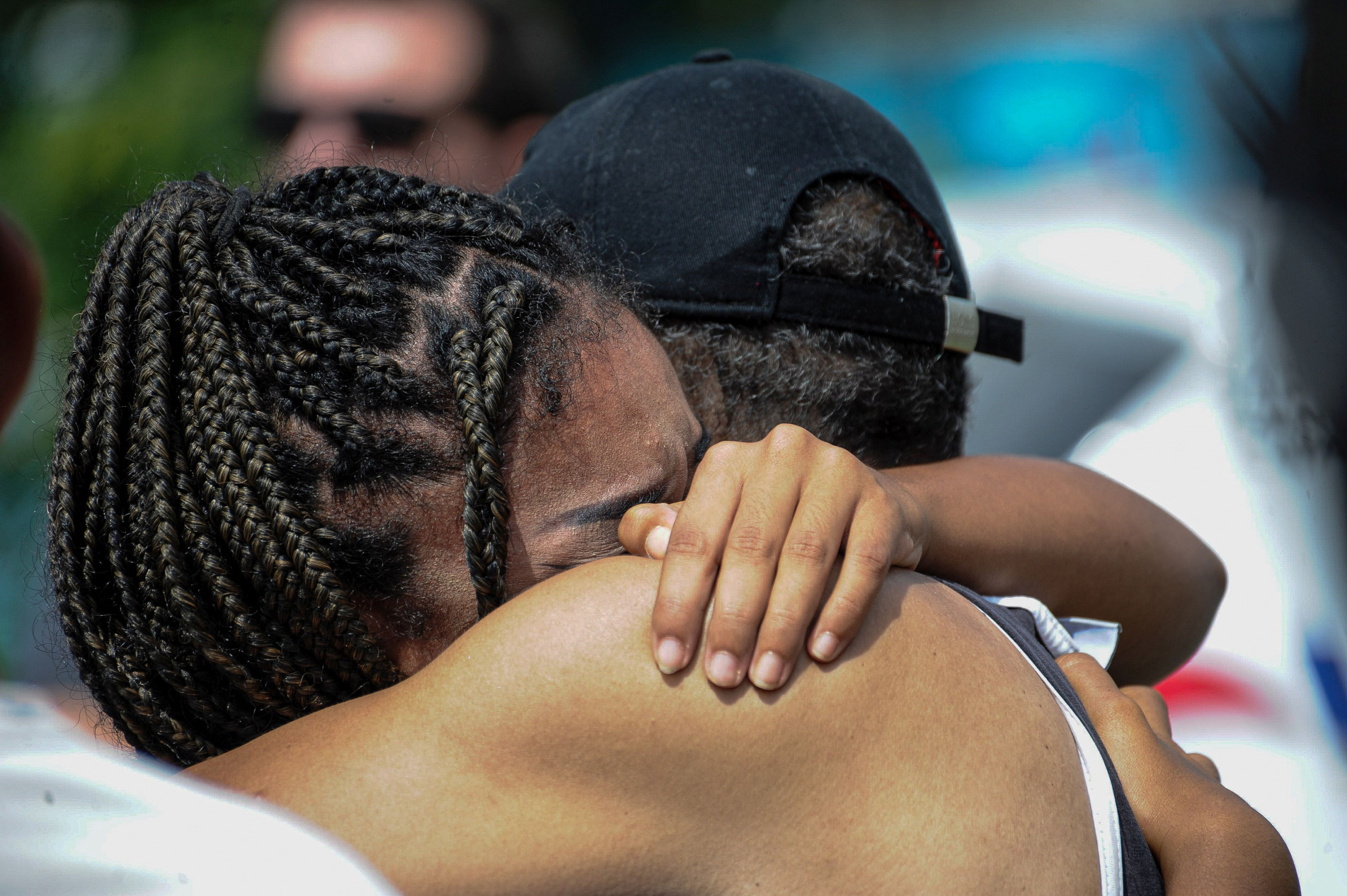 Mães de crianças atendidas na creche tentavam se consolar após mais um episódio de violência