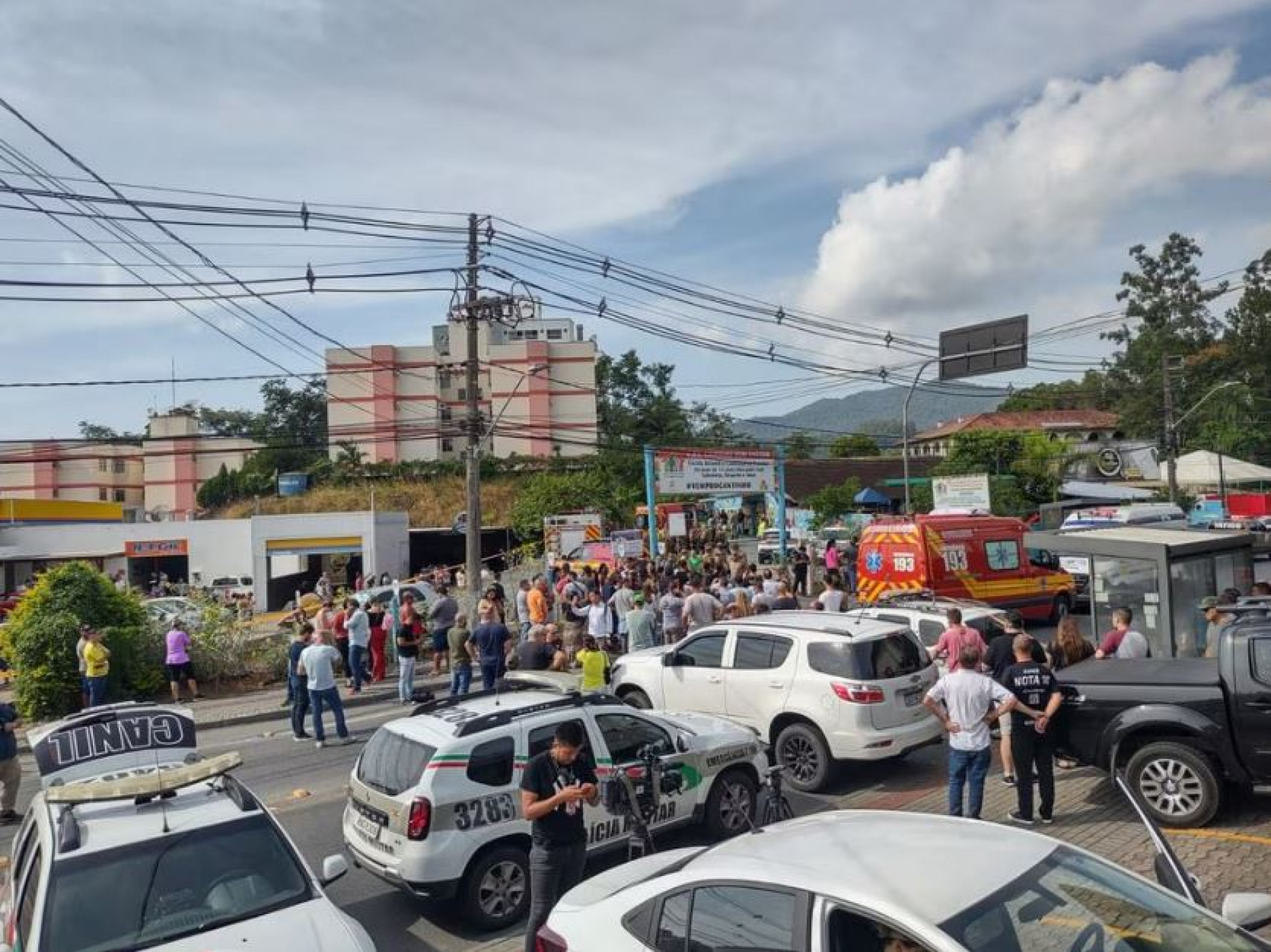 Movimentação na frente da creche em Blumenau, onde ao menos quatro crianças foram mortas