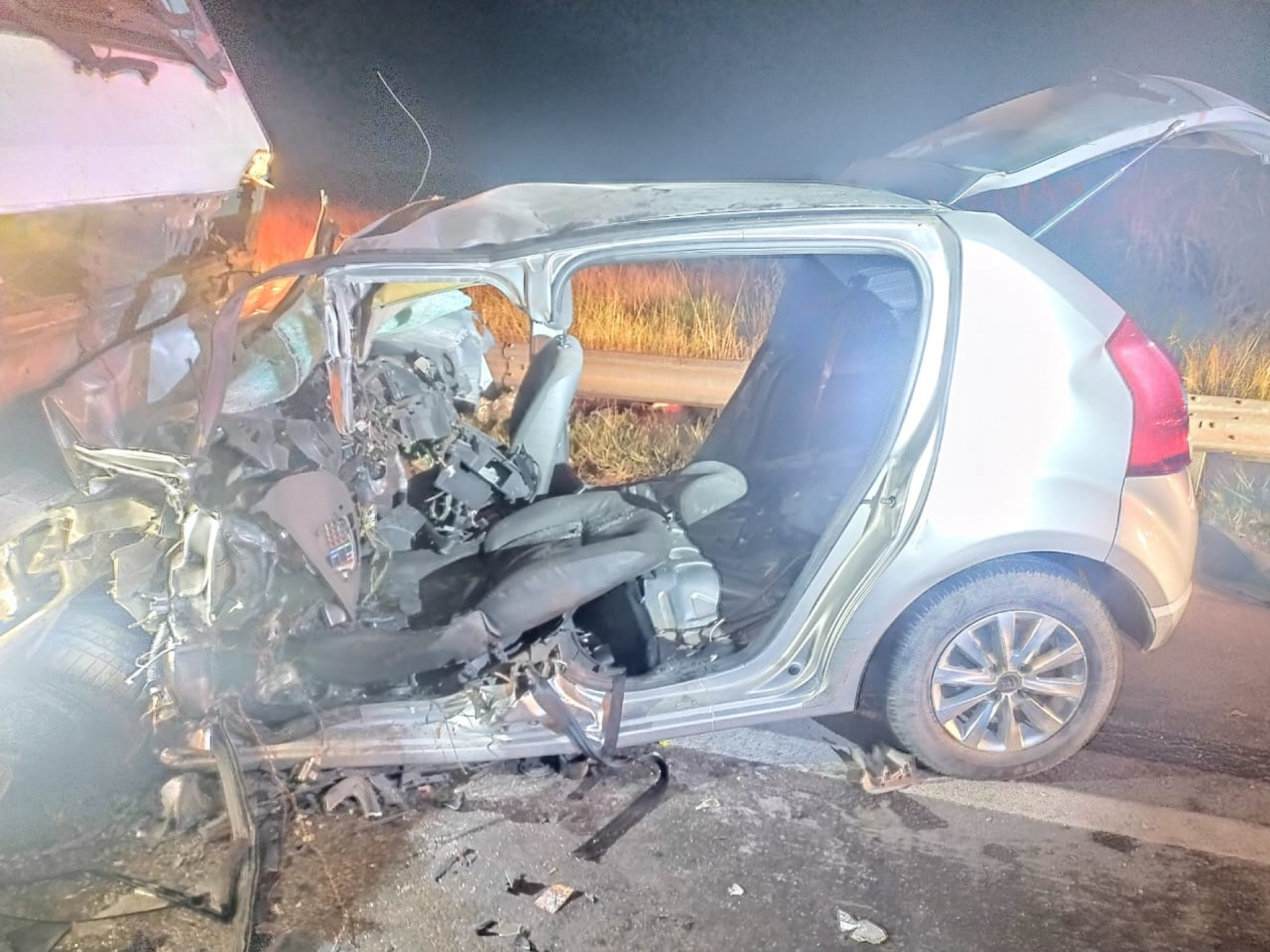 Automóvel e caminhão bateram de frente. O Renault Sandero ficou bastante destruído 