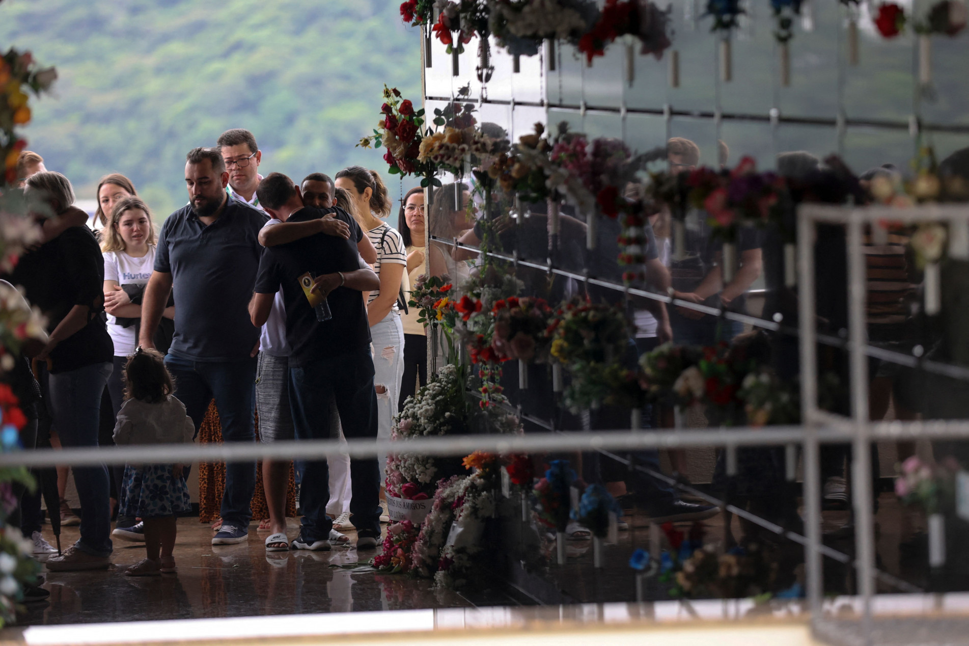 Familiares das crianças tentavam se consolar durante sepultamento, ontem, no Cemitério São José, em Blumenau