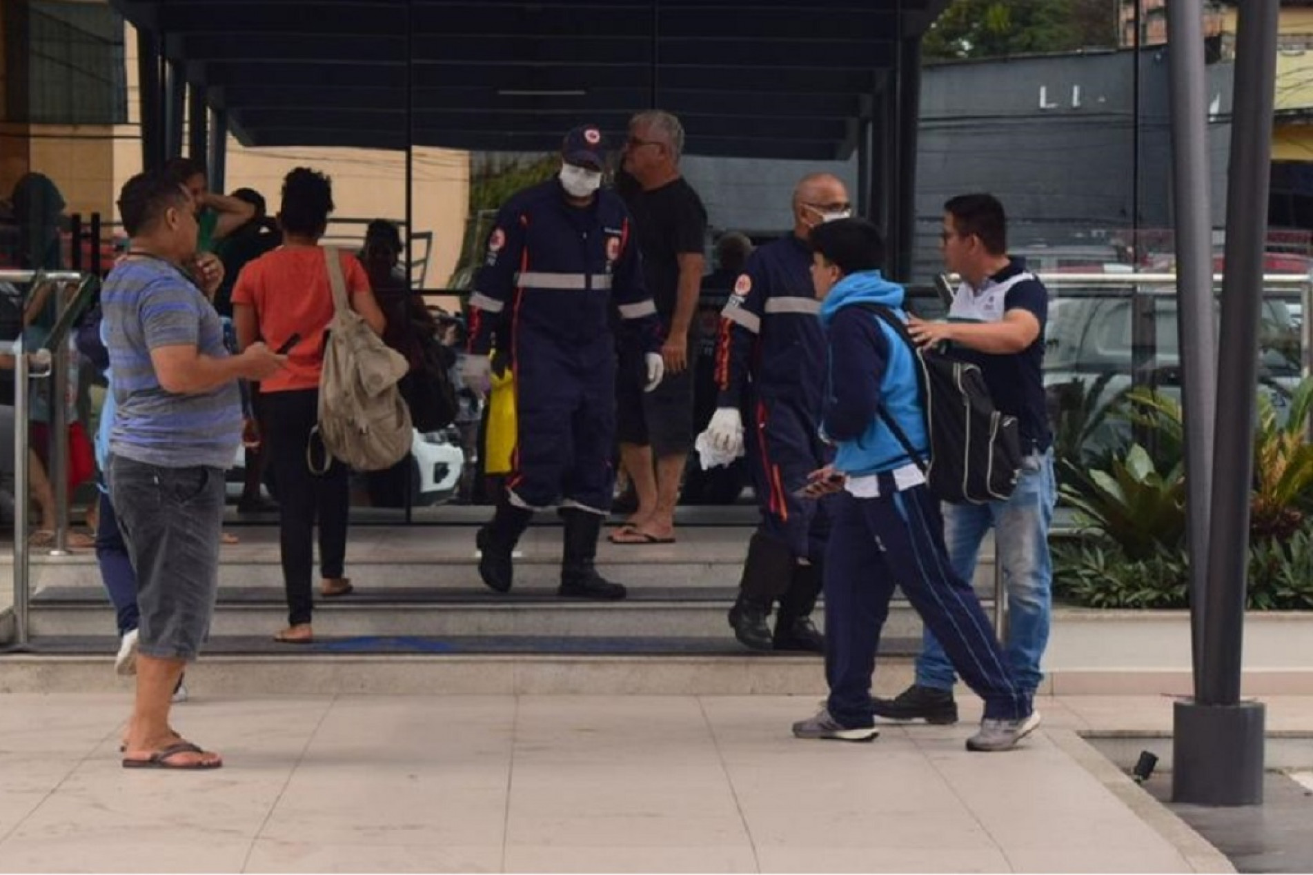 Várias viaturas de polícia, bombeiros e Samu estiveram presentes no local para atender a ocorrência