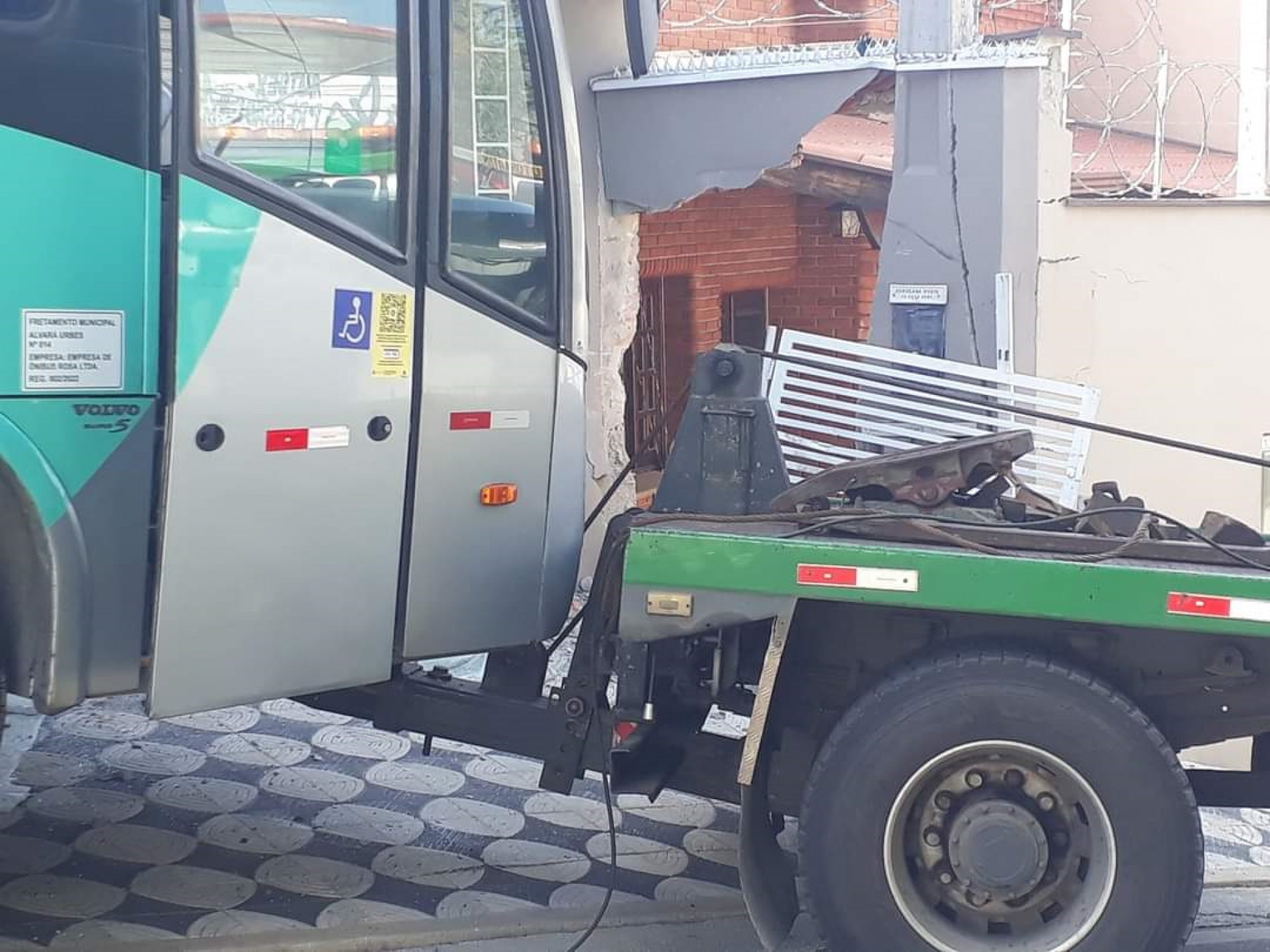 Acidente com ônibus deixa motorista ferido em Sorocaba nesta manhã 