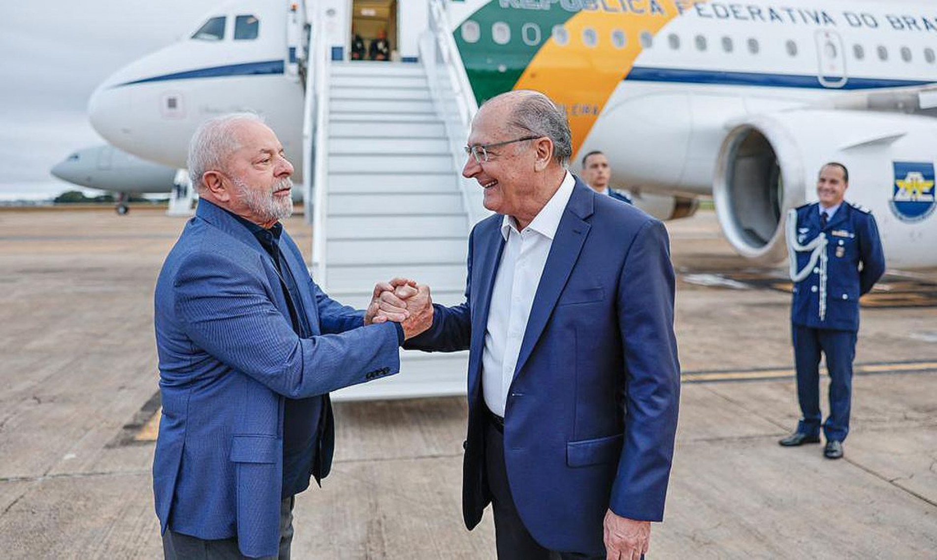 Lula transmitiu o cargo de presidente ao vice, Geraldo Alckmin, que o acompanhou até a Base Aérea de Brasília