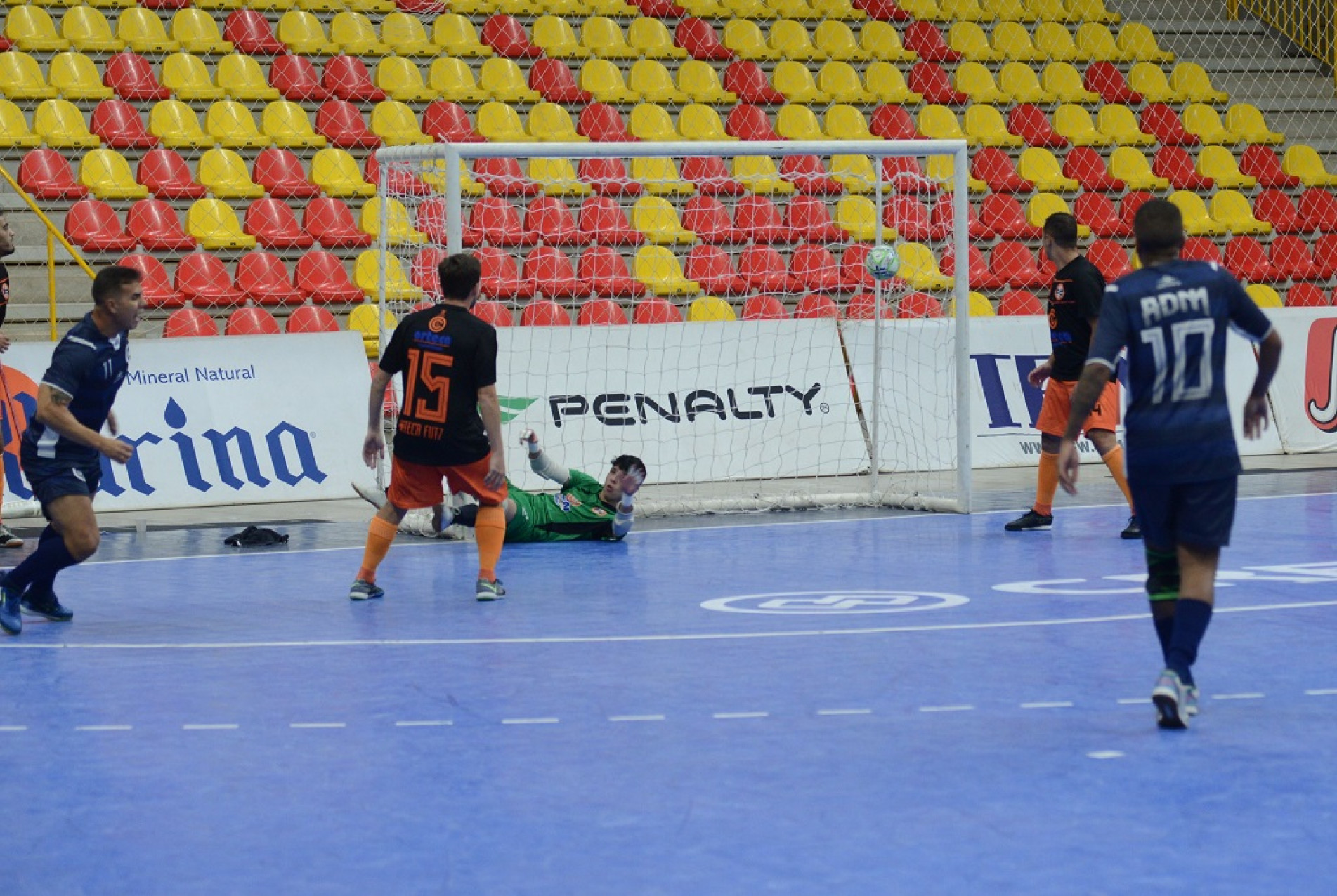 ADM Futsal / Fênix (azul) ganhou do Orteca Contabilidade por 3 a 1