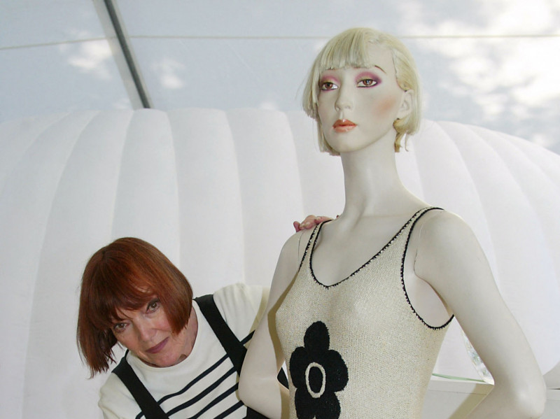  (FILES) In this file photo taken on June 17, 2004, British stylist Mary Quant dresses a model in an outfit, in Paris. - Fashion designer Dame Mary Quant has died aged 93, her family said, April 13, 2023. (Photo by PIERRE VERDY / AFP)