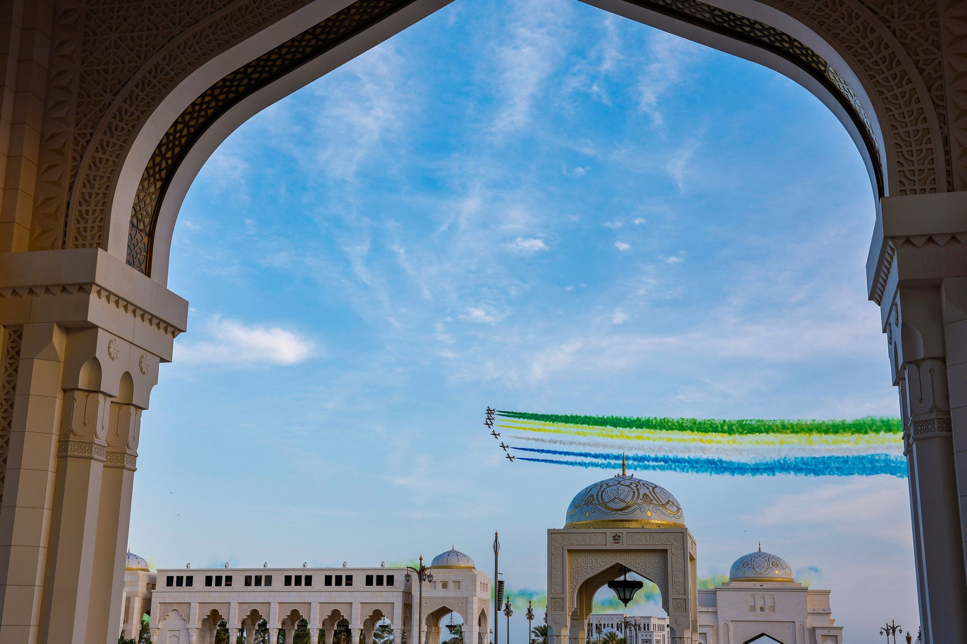 Aviões deixaram rastro de fumaça colorida em Abu Dhabi