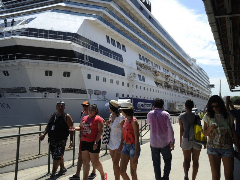 Transatlânticos chegam trazendo 20 mil turistas previstos para acompanhar o réveillon de Copacabana, movimenta o Terminal Internacional de Cruzeiros Pier Mauá, na zona portuária (Fernando Frazão/Agência Brasil)