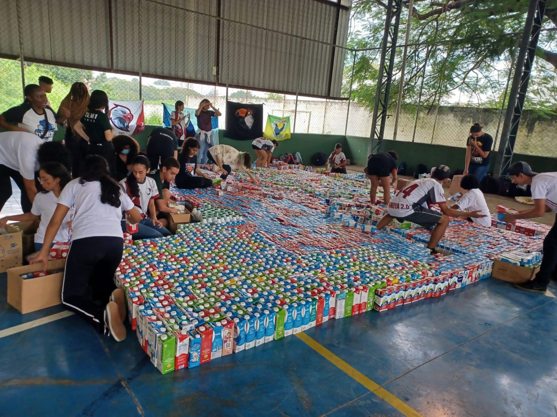 Alunos da Etec Fernando Prestes durante a organização do projeto Gincana da Amizade