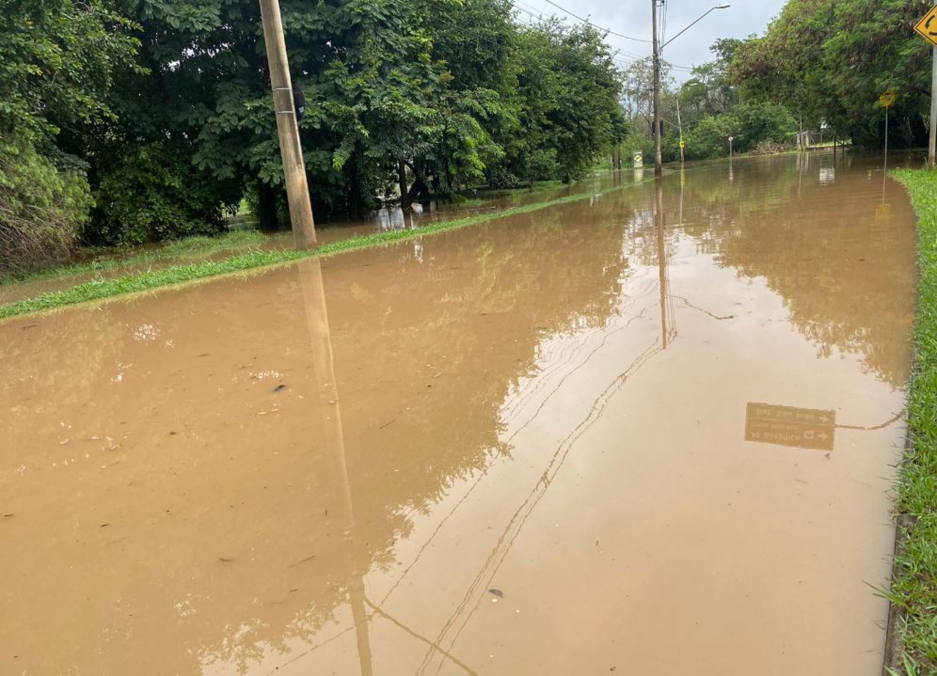 Segundo a Prefeitura de Sorocaba, há interdição parcial da Av. XV de Agosto até a Av. Comendador Camillo Júlio