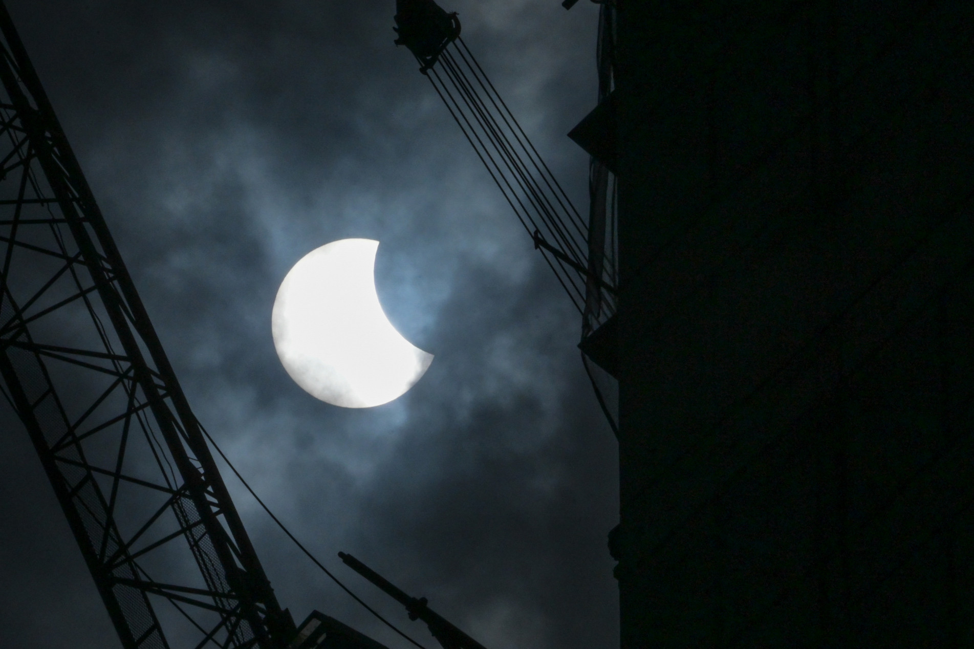  A general view showing a partial solar eclipse in Jakarta on April 20, 2023. (Photo by BAY ISMOYO / AFP)
      Caption