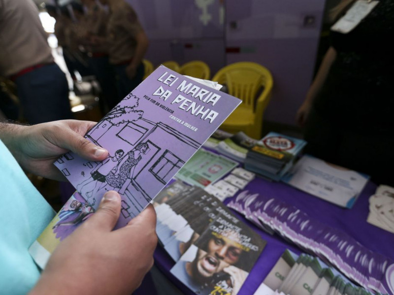 Brasília - Governo do Distrito Federal (GDF) realiza ação na rodoviária do Plano Piloto para informar a comunidade sobre a Rede de Proteção à Mulher e a Lei Maria da Penha. (Marcelo Camargo/Agência Brasil)