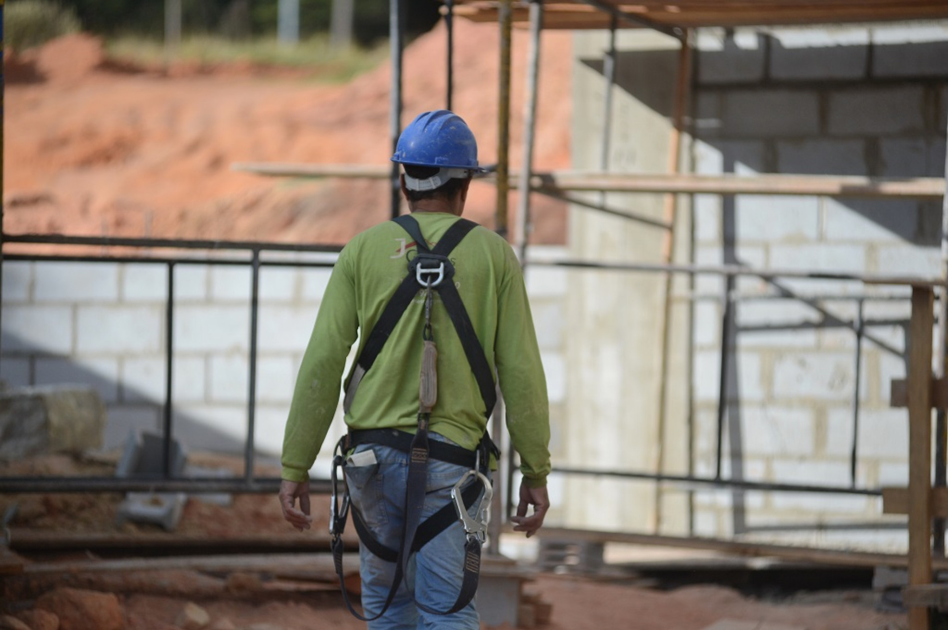 A utilização de equipamentos de segurança e cumprimento das normas são essenciais para a segurança do trabalhador