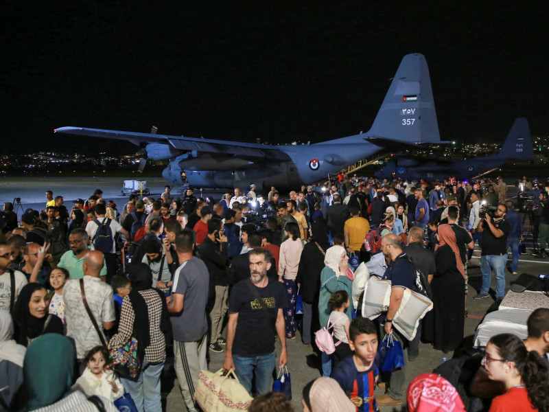  People evacuated from Sudan arrive at a military airport in Amman on April 24, 2023. - Foreign countries rushed to evacuate their nationals from Sudan as deadly fighting raged into a second week between forces loyal to two rival generals. (Photo by Khalil MAZRAAWI / AFP)