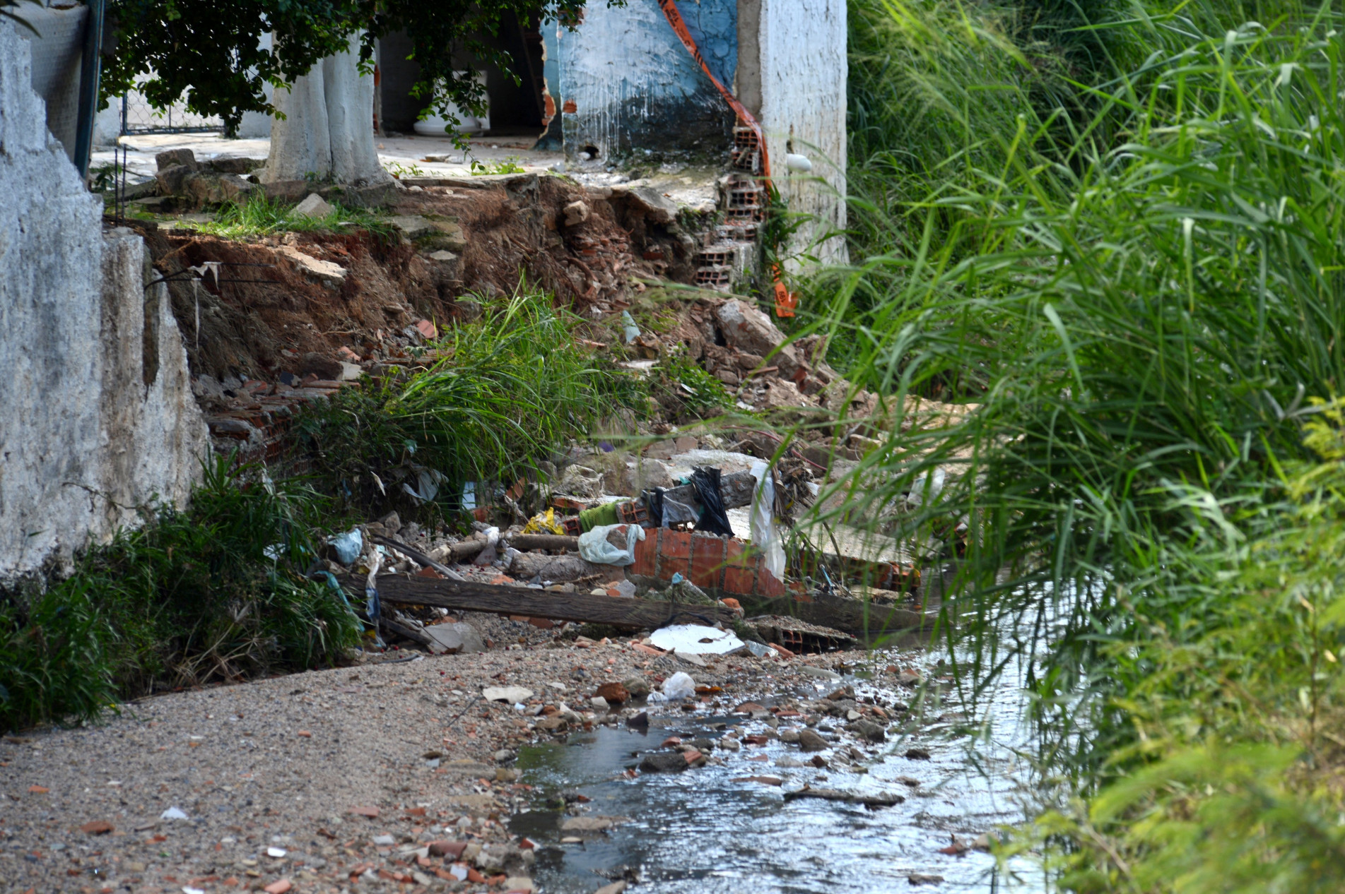 Do jeito que está, qualquer chuva, mesmo fraca, enche o córrego e a água invade residências