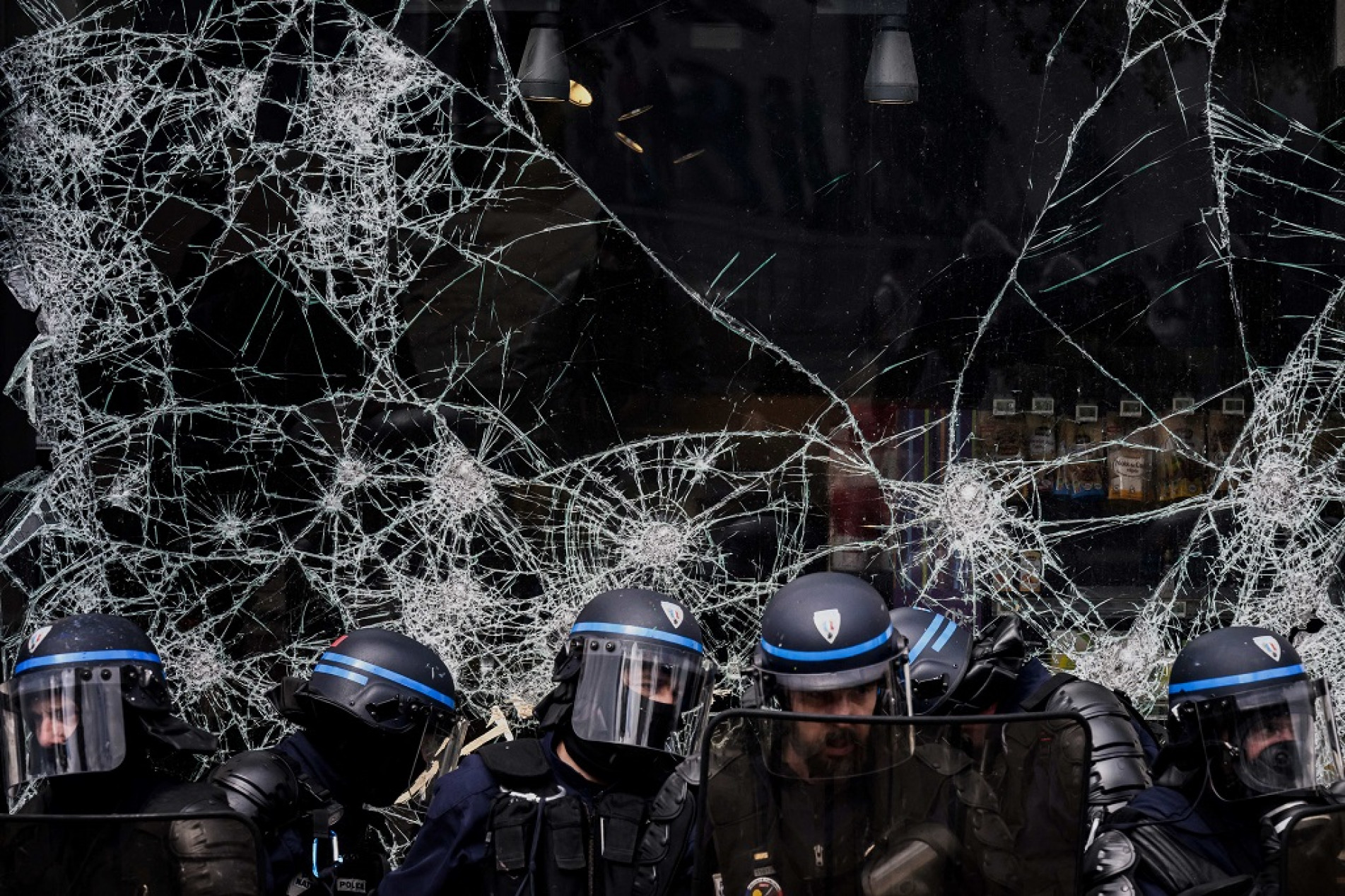 Policiais usaram bombas e armas não-letais para conter os manifestantes