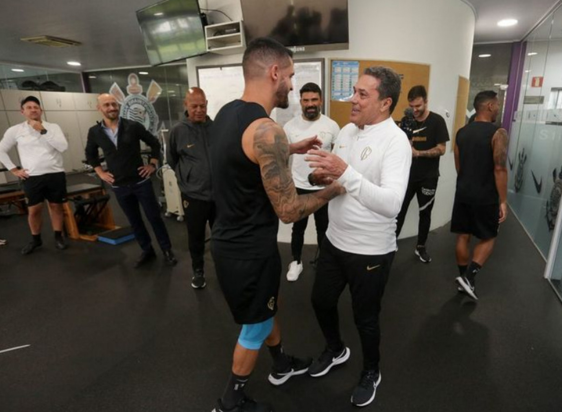 Técnico passou pelo CT e cumprimentou jogadores (na foto, o meia Renato Augusto)