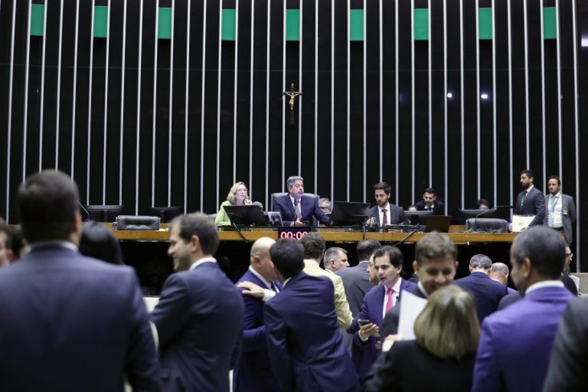 Arthur Lira acatou pedido de adiamento do relator e enfrentou protestos dos oposicionistas