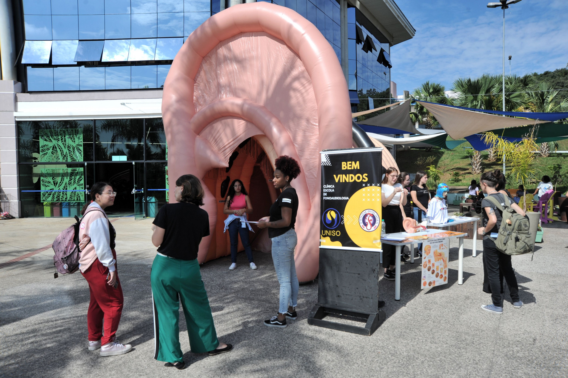 Ação é uma forma dos alunos explicar aos visitantes detalhes do órgão auditivo