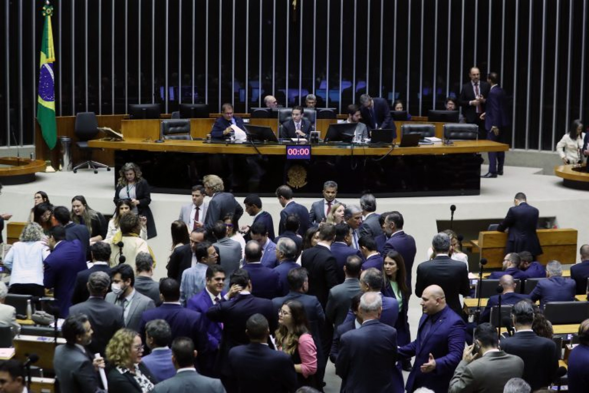  Deputados aprovaram, por 325 a 36 votos, o PL que estabelece a igualdade salarial e remuneratória entre mulheres e homens