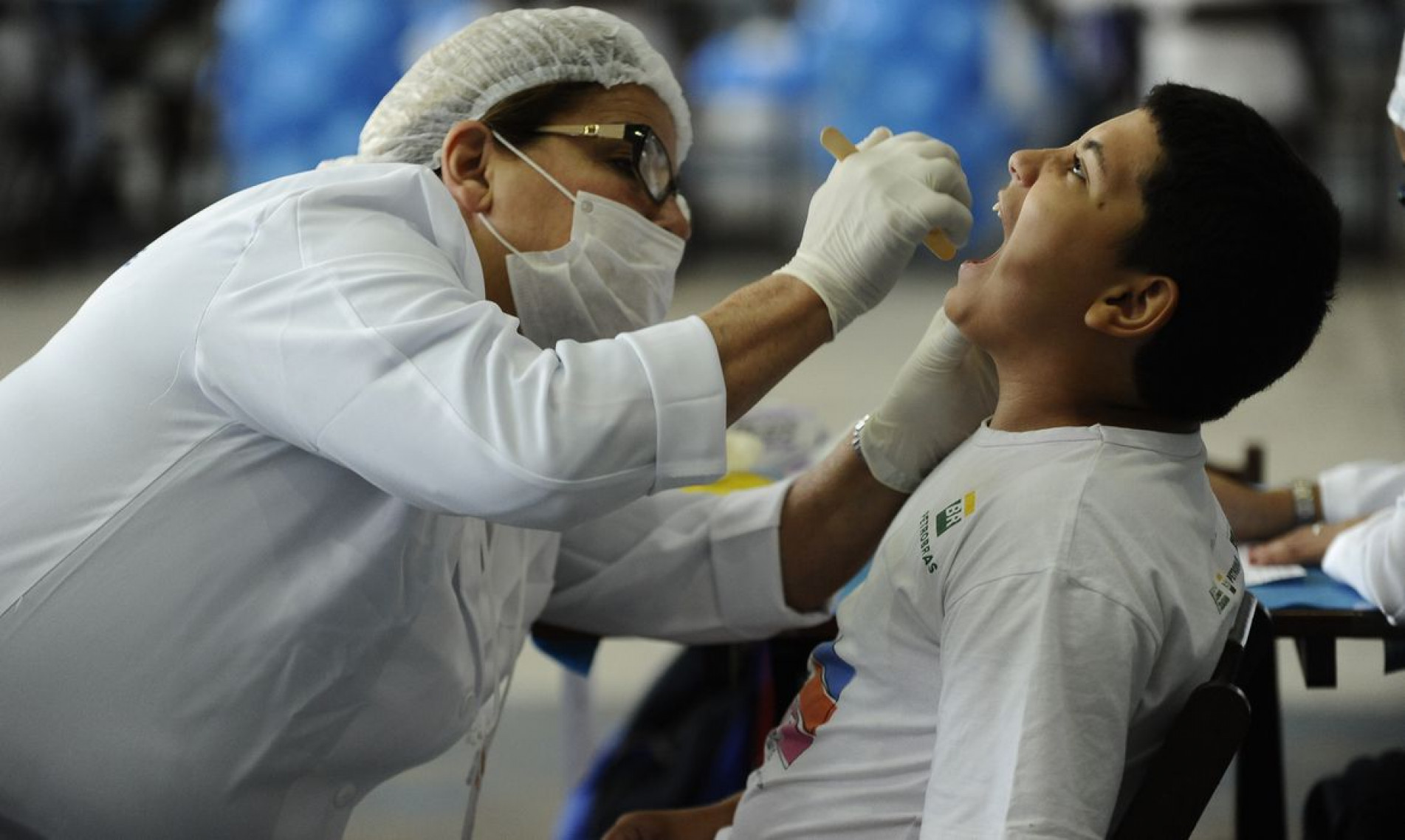 No Dia Mundial do Sorriso, a Oral-B e o programa Dentista do Bem realizam a terceira edição da maior triagem odontológica do mundo, atendendo jovens na quadra da Unidos de Vila Isabel (Tânia Rêgo/Agência Brasil)