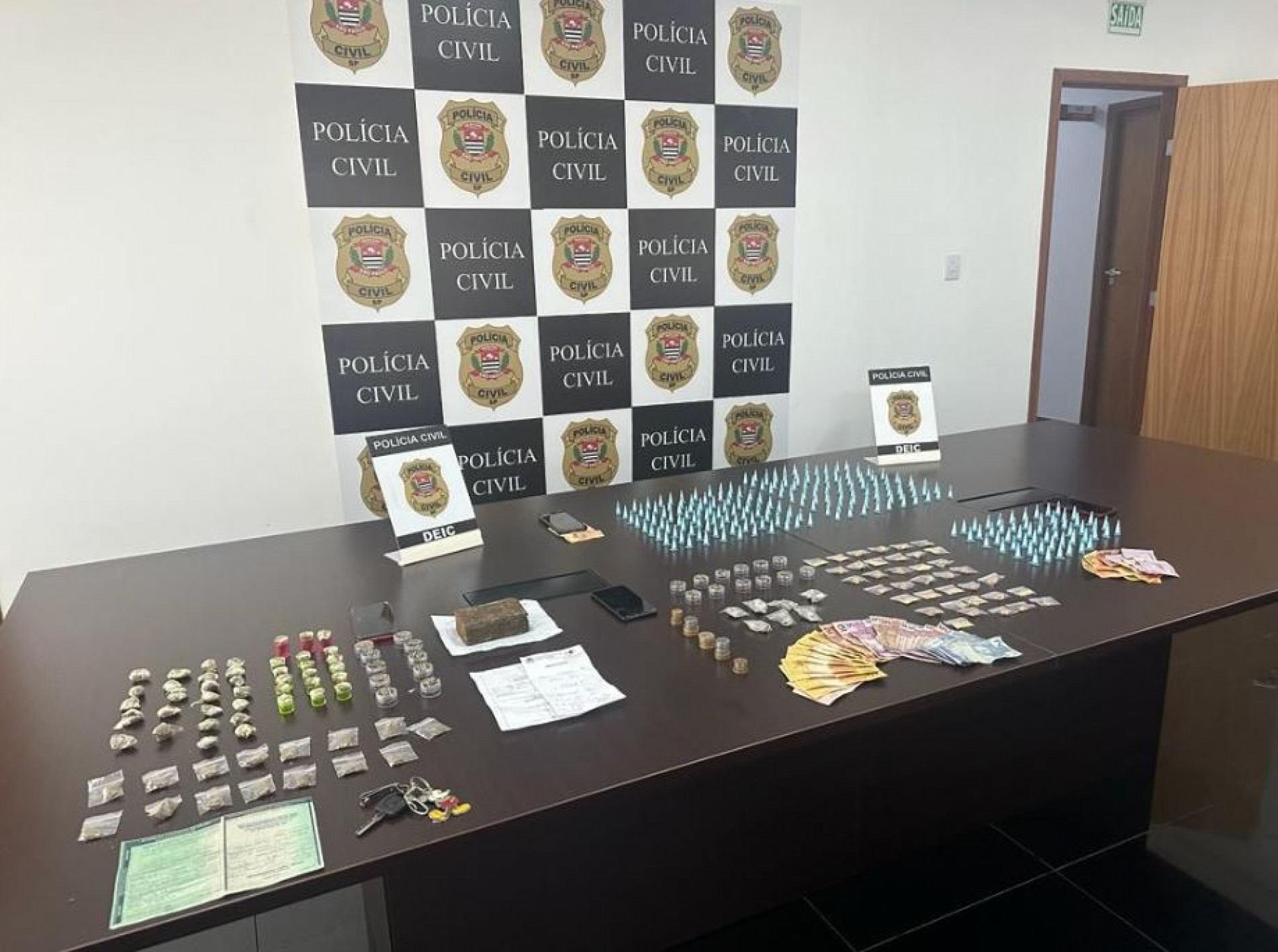 Foram apreendidas 243 porções de cocaína, 47 de maconha, 37 de crack,  40 de skank, celulares e R$ 394,95 em dinheiro