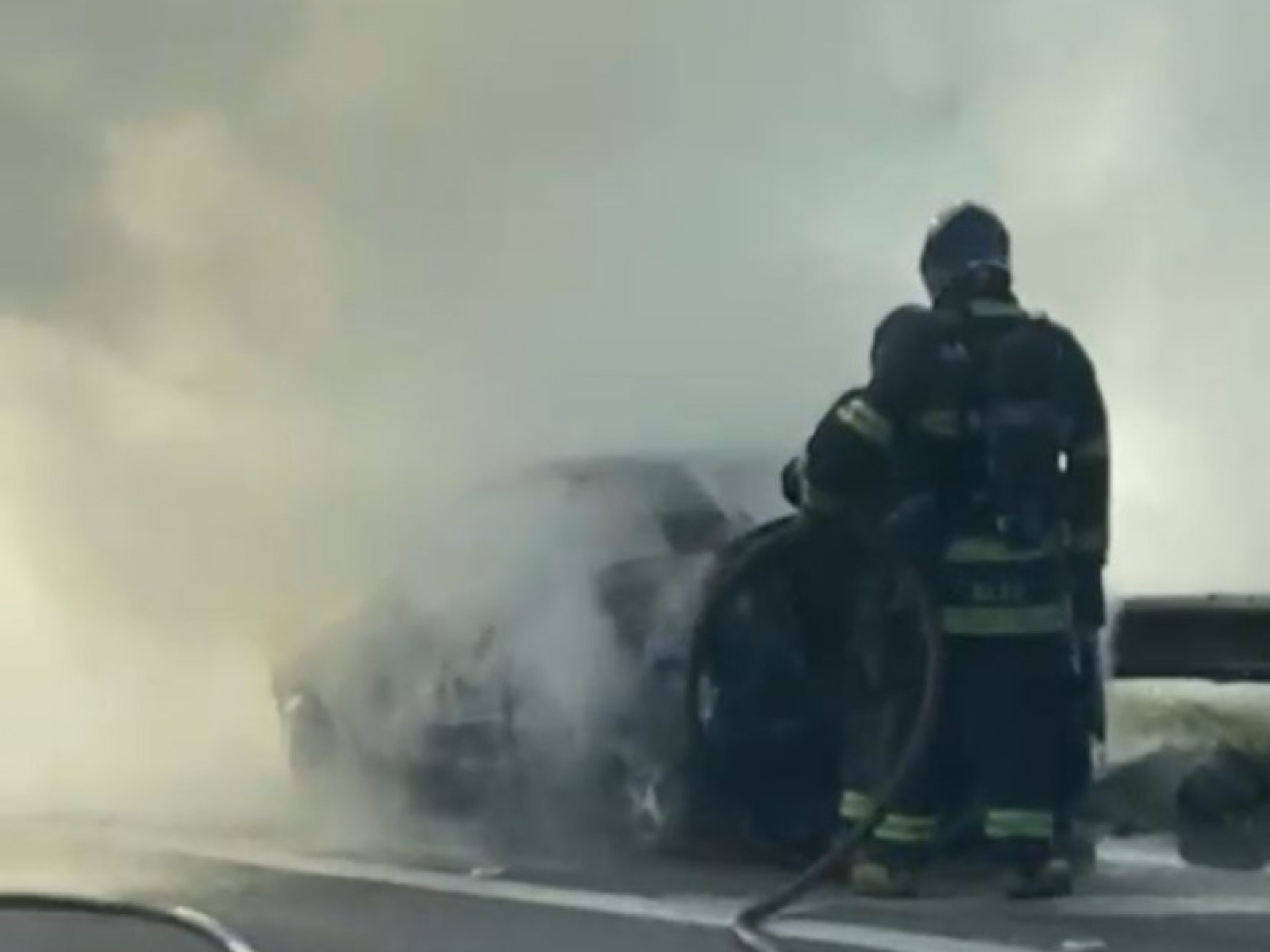 Veículo pega fogo na Castelinho e interdita faixa da rodovia