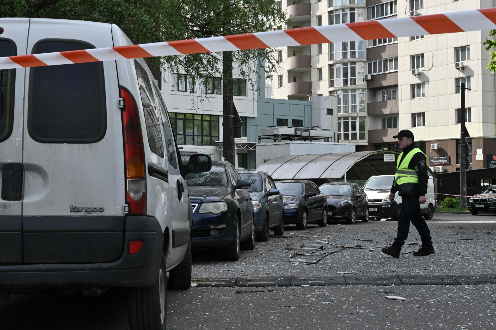 Destroços de drones atingiram um prédio de apartamentos de dois andares no distrito de Svyatoshynskyi