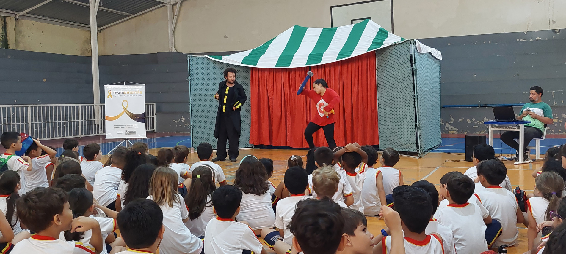 Peça de teatro tem Super Amarelinho e Fred contra os vilões Velox e Caninha